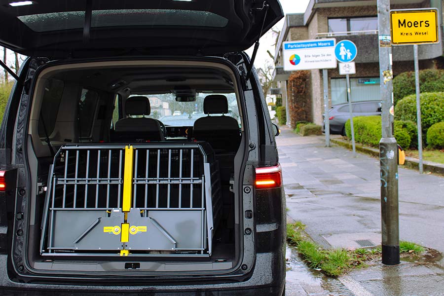 Kleinmetall Hundebox am Stadtschild Moers