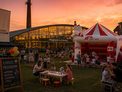 Hüpfburg und Kinderprogramm