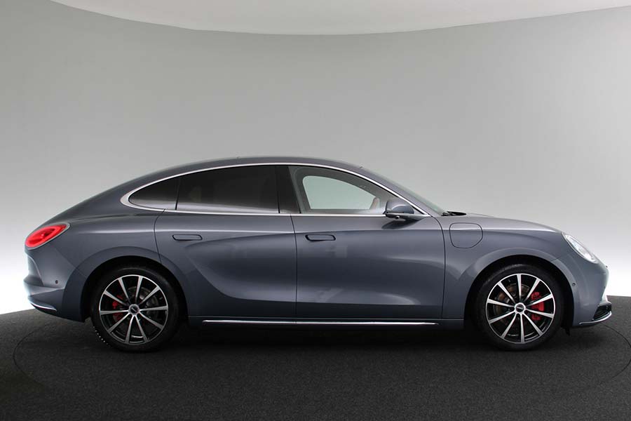 Der GWM Ora 07 GT von der Seite