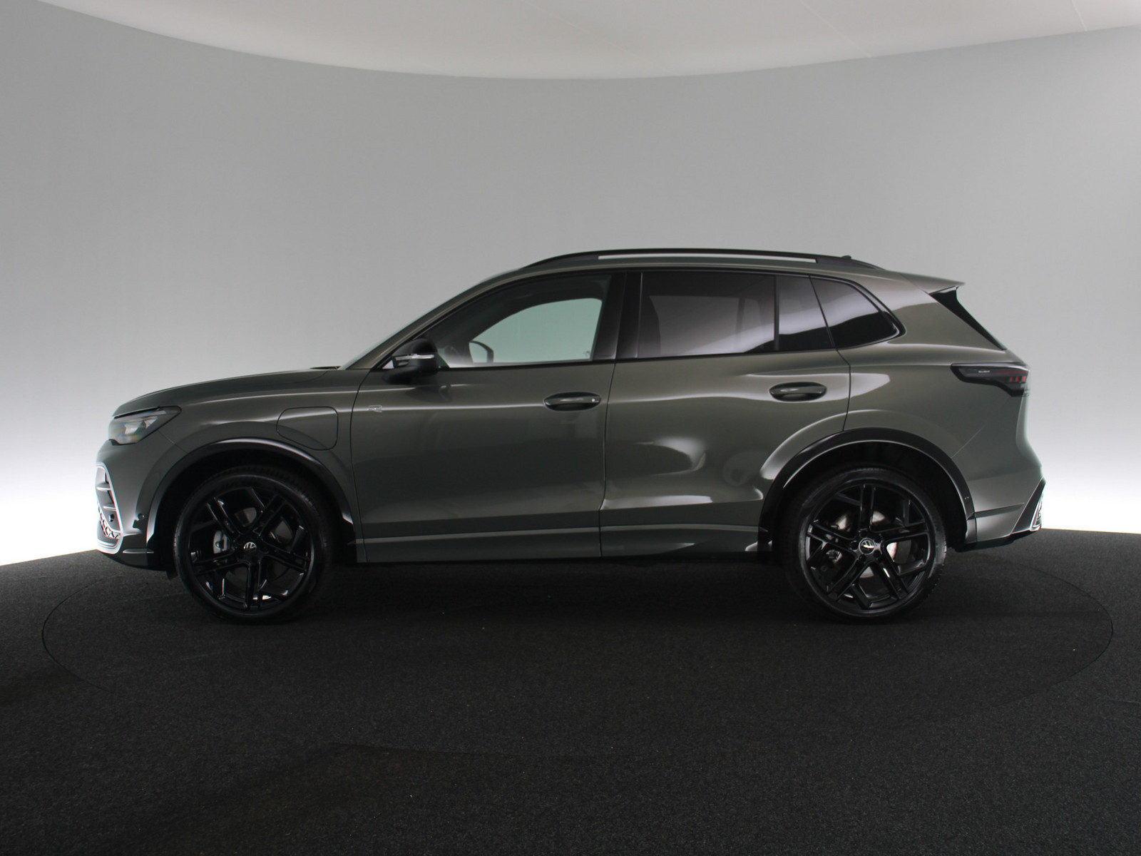 VW Tiguan 1.5 TSI eHybrid R-Line VW Tiguan 1.5 TSI eHybrid R-Line