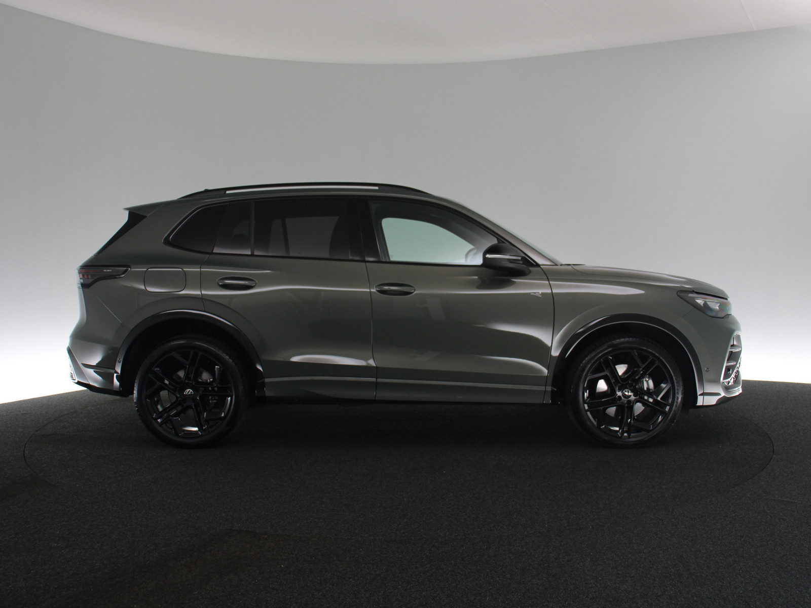 VW Tiguan 1.5 TSI eHybrid R-Line VW Tiguan 1.5 TSI eHybrid R-Line