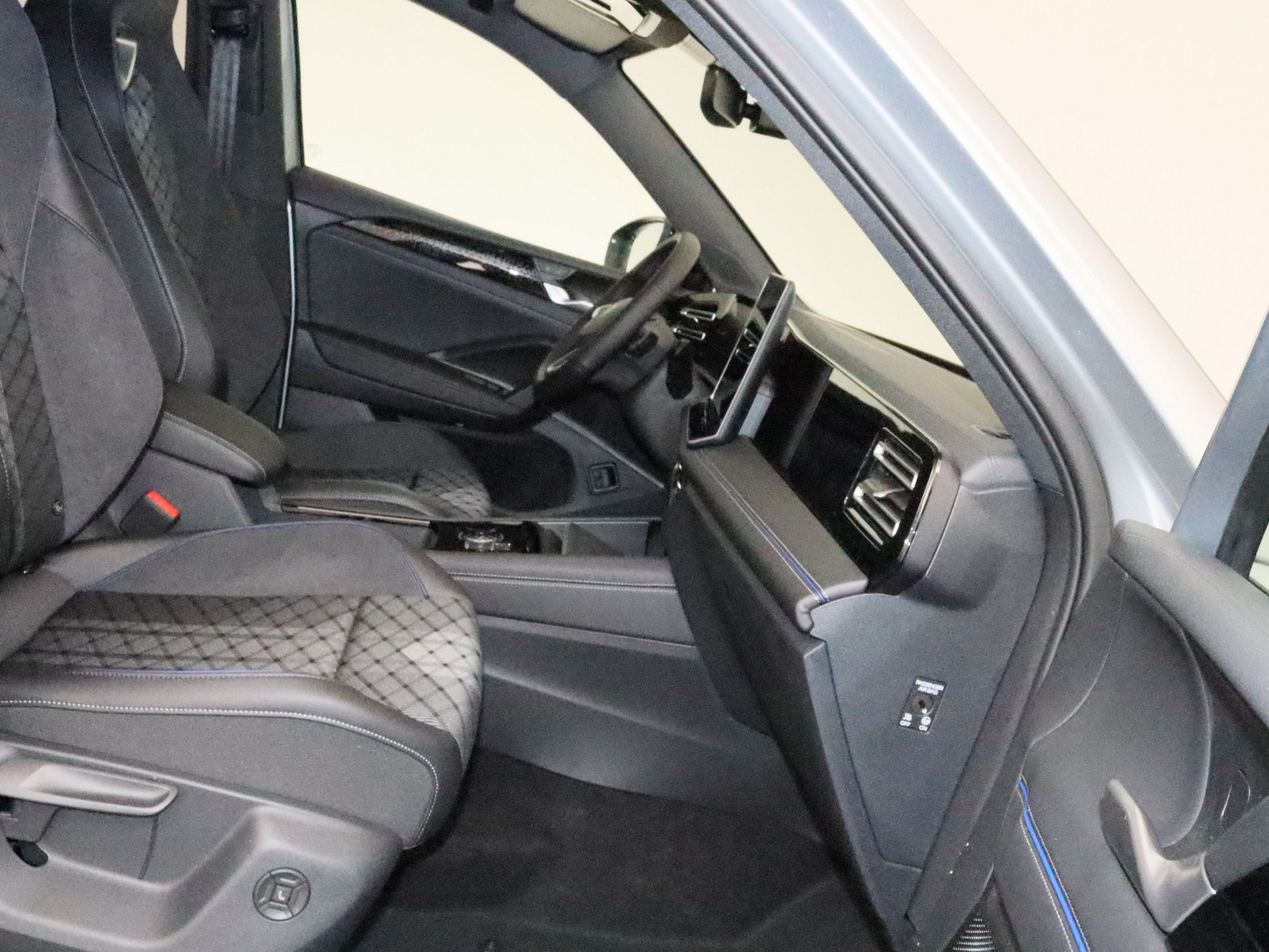 VW Tiguan 1.5 TSI eHybrid R-Line VW Tiguan 1.5 TSI eHybrid R-Line