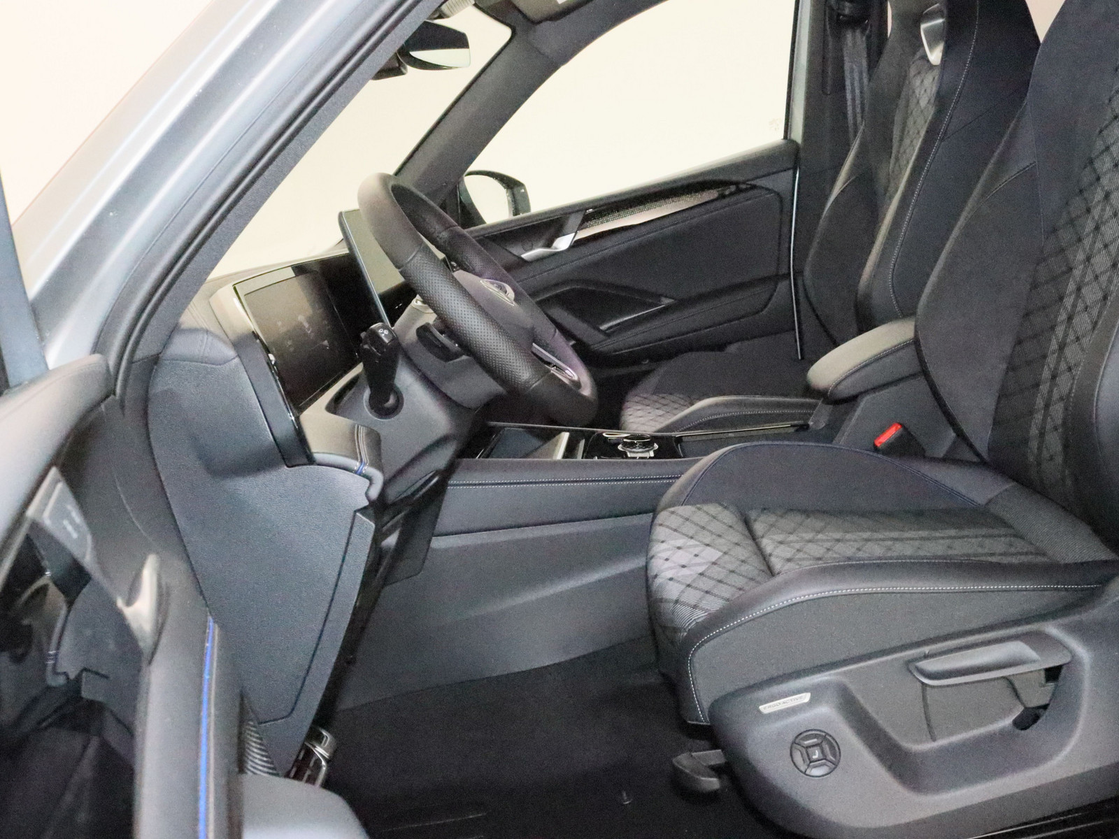 VW Tiguan 1.5 TSI eHybrid R-Line VW Tiguan 1.5 TSI eHybrid R-Line