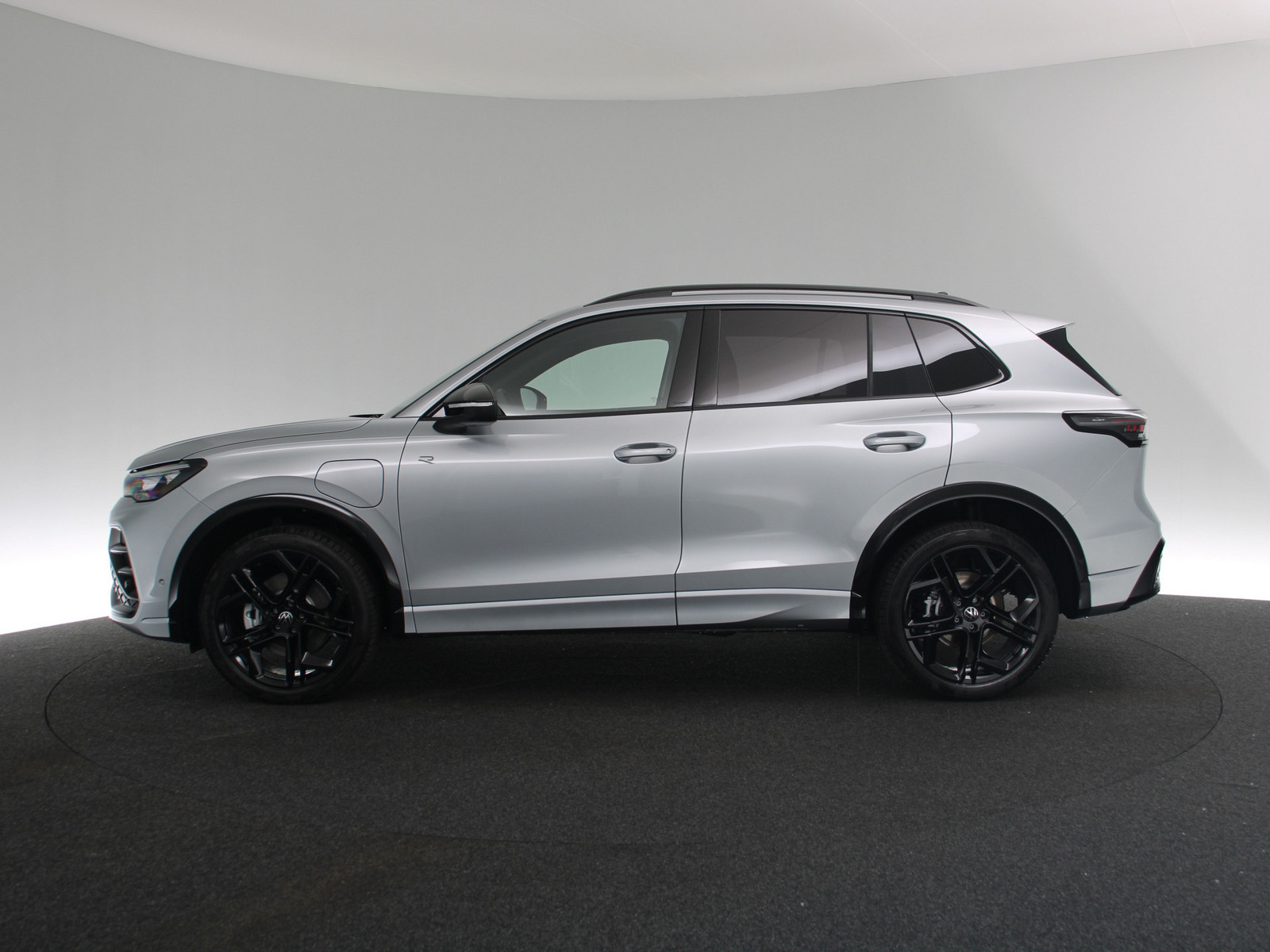 VW Tiguan 1.5 TSI eHybrid R-Line VW Tiguan 1.5 TSI eHybrid R-Line