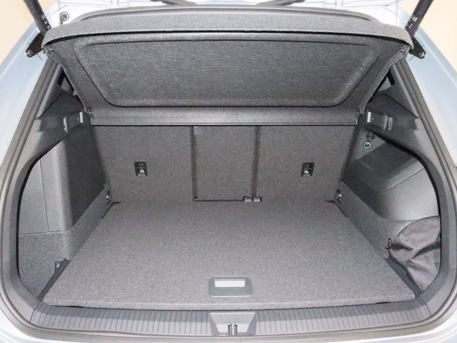 VW Tiguan 1.5 TSI eHybrid R-Line VW Tiguan 1.5 TSI eHybrid R-Line