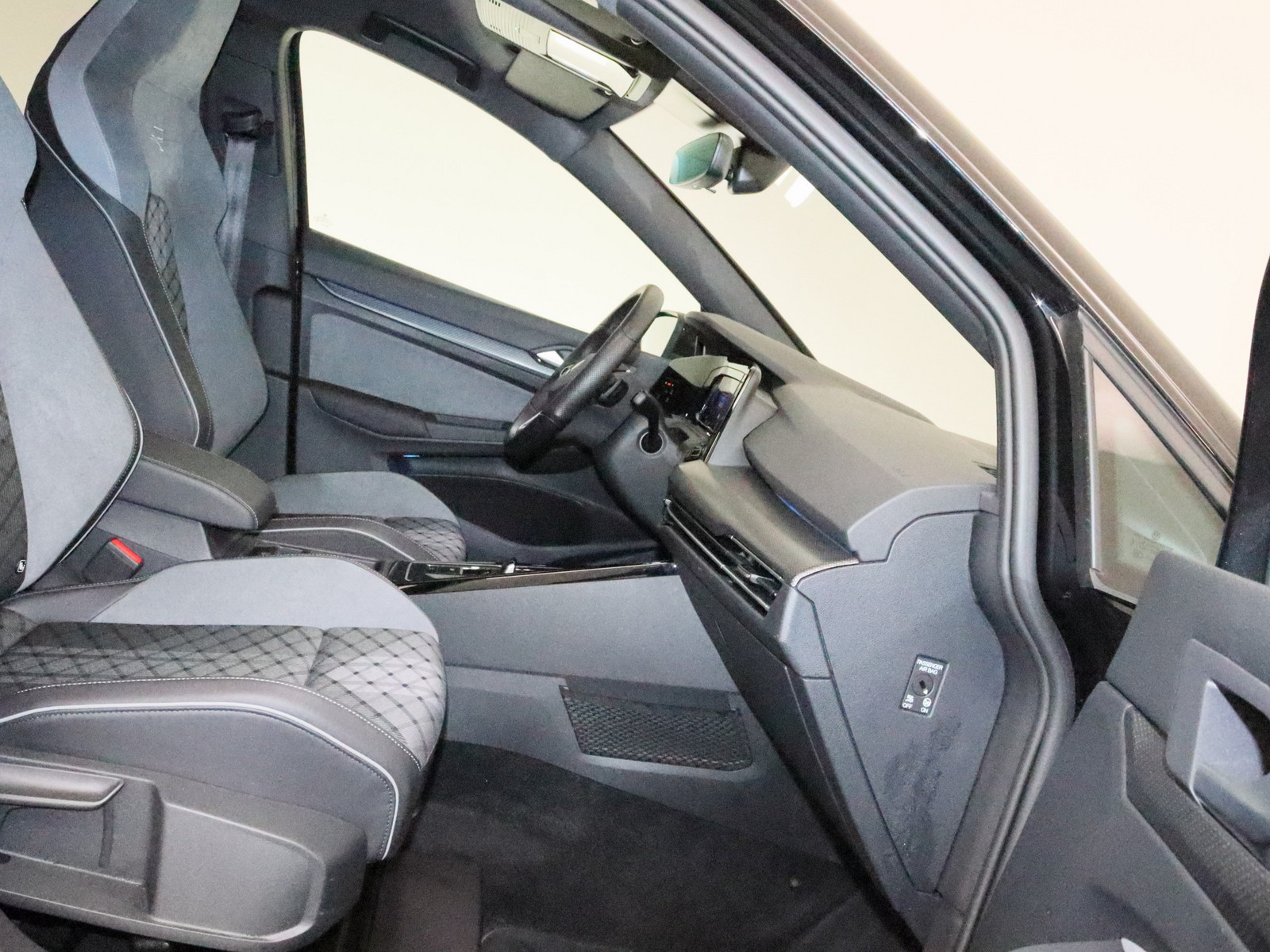 VW Golf VIII 1.5 eTSI R-Line VW Golf VIII 1.5 eTSI R-Line