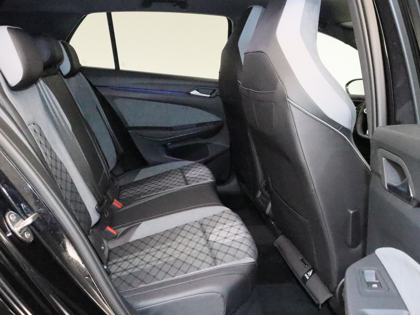 VW Golf VIII 1.5 eTSI R-Line VW Golf VIII 1.5 eTSI R-Line