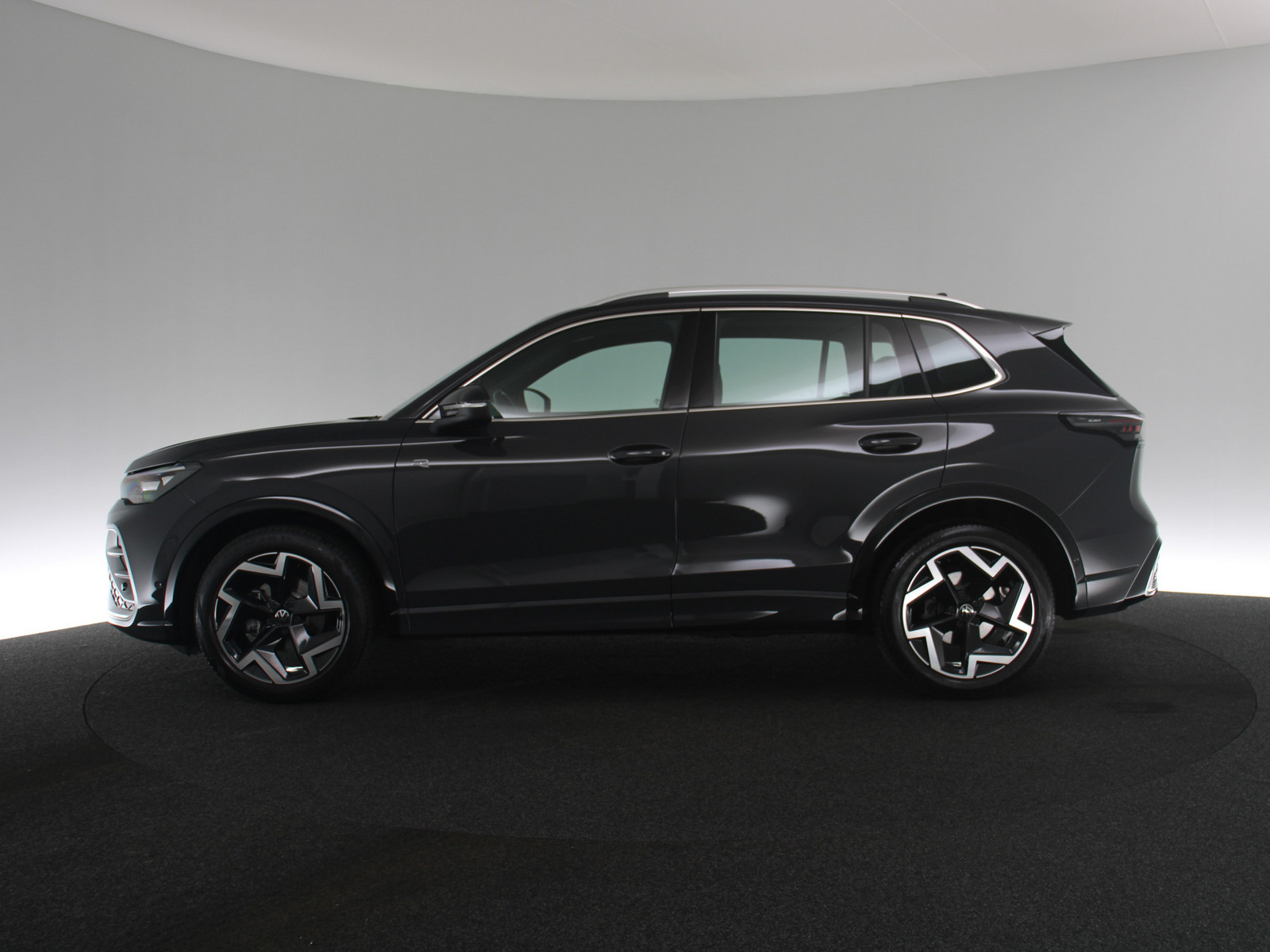 VW Tiguan 1.5 eTSI R-Line VW Tiguan 1.5 eTSI R-Line
