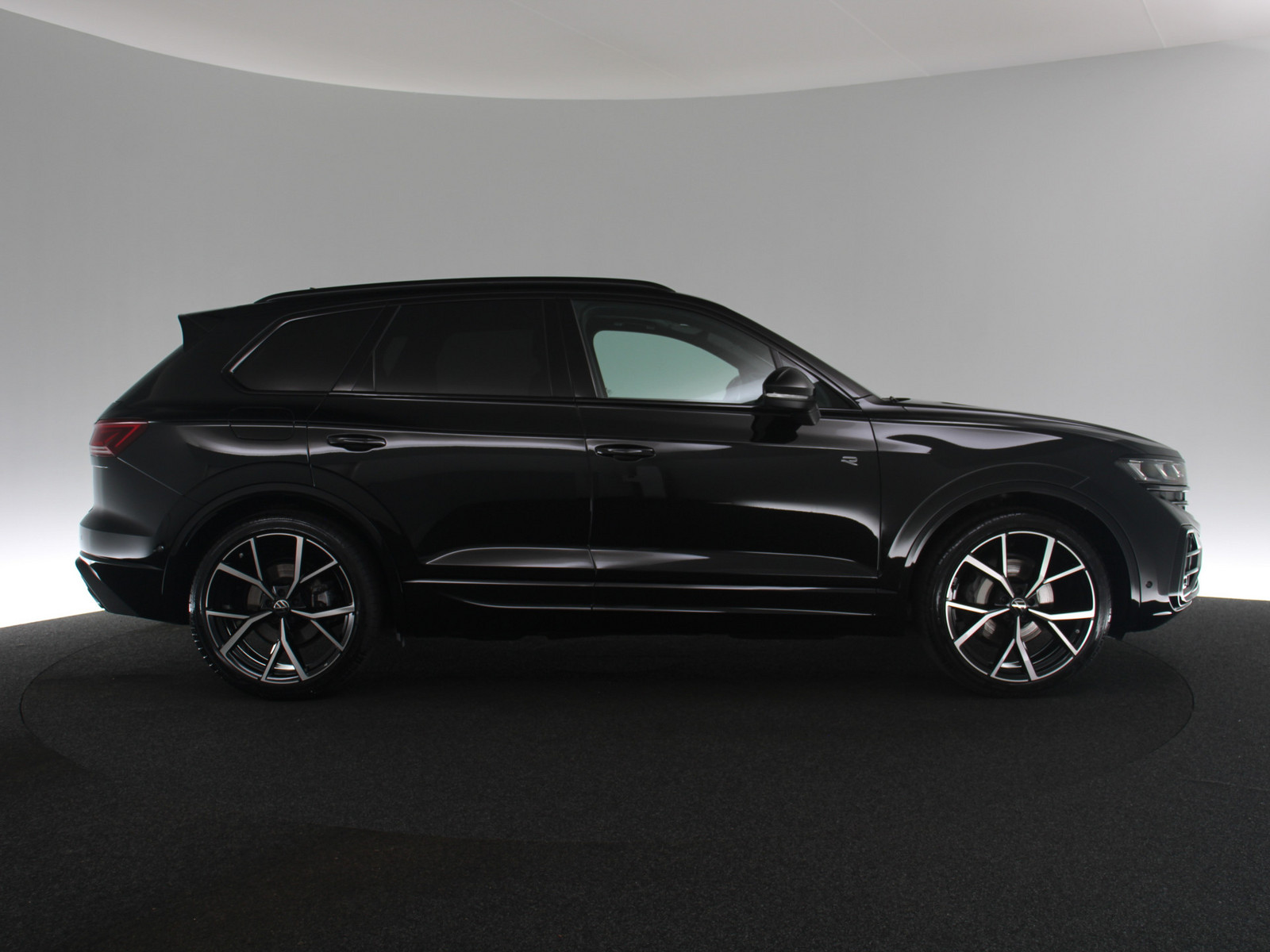 VW Touareg 3.0 V6 TDI R-Line 4Motion VW Touareg 3.0 V6 TDI R-Line 4Motion