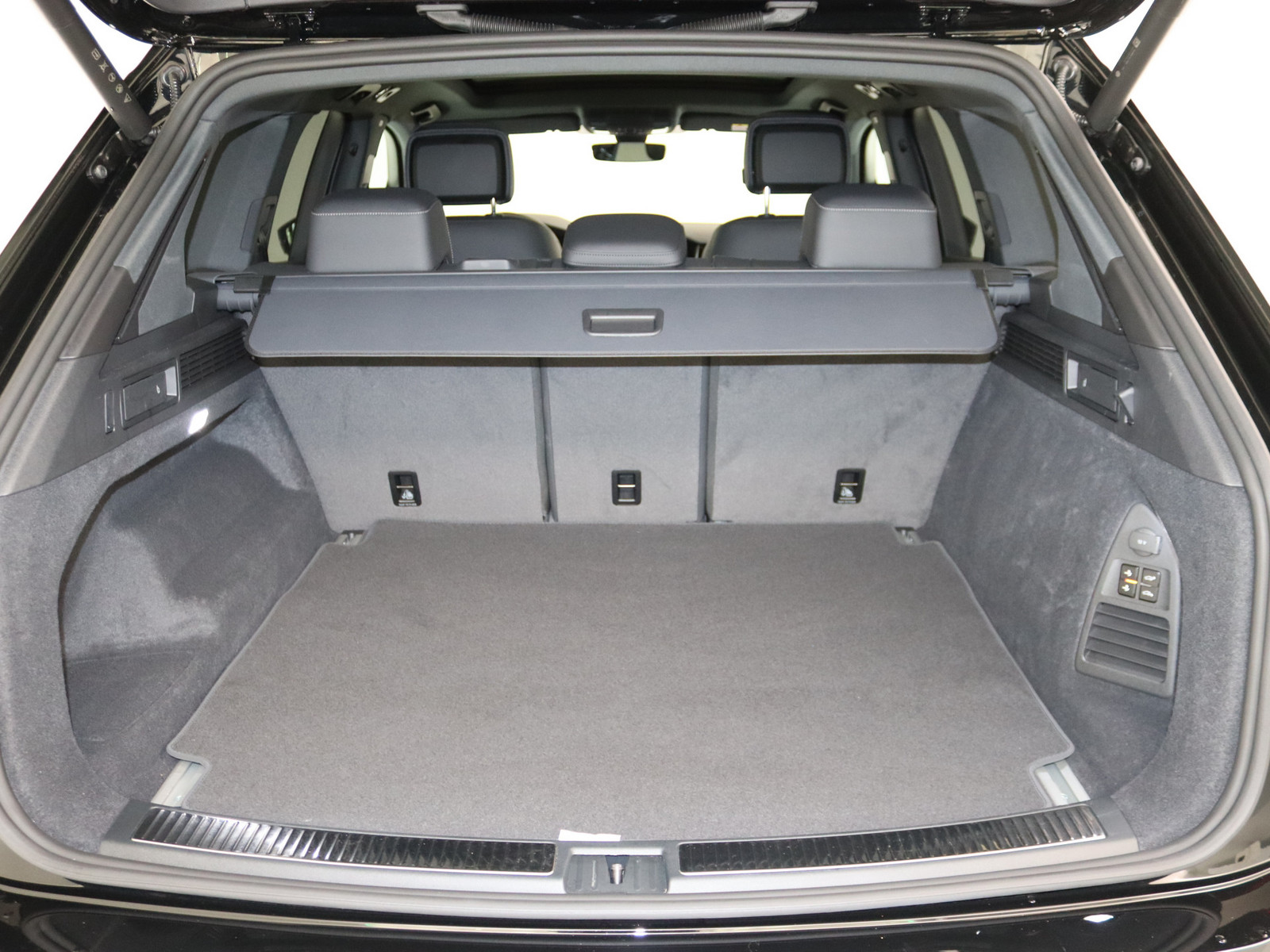 VW Touareg 3.0 V6 TDI R-Line 4Motion VW Touareg 3.0 V6 TDI R-Line 4Motion