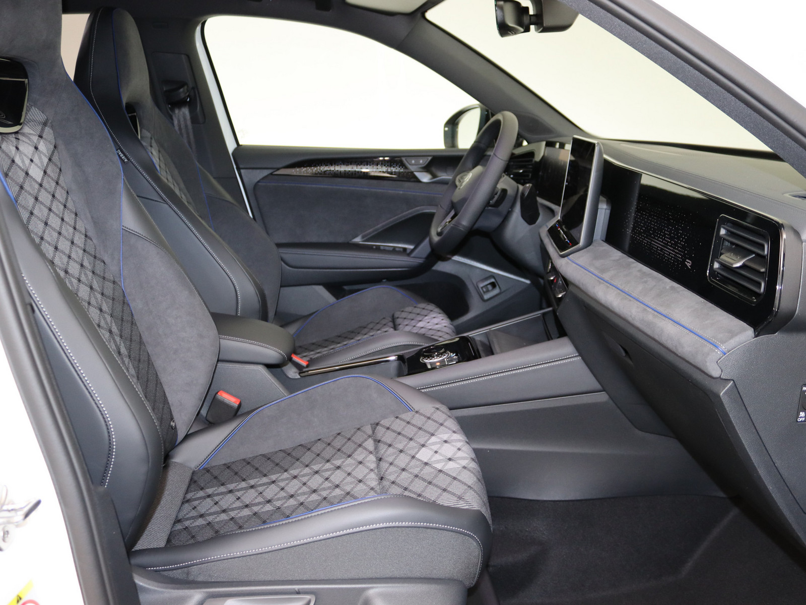 VW Tiguan 1.5 eTSI R-Line VW Tiguan 1.5 eTSI R-Line