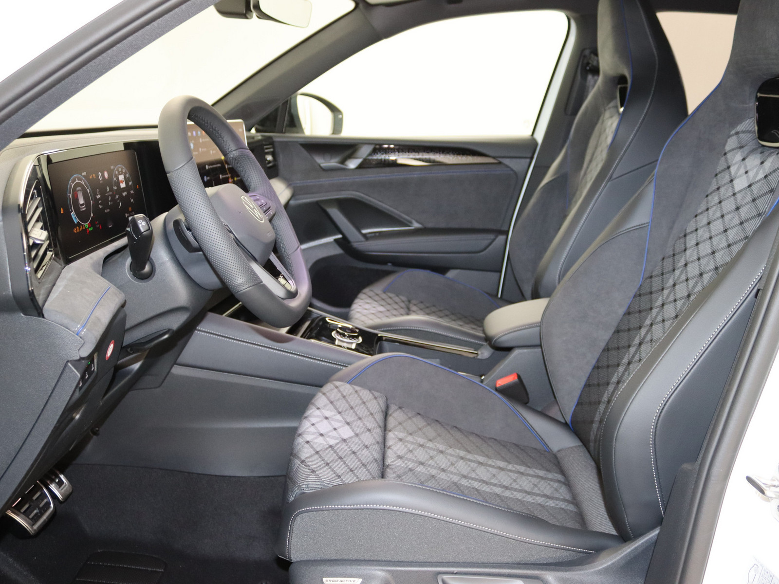 VW Tiguan 1.5 eTSI R-Line VW Tiguan 1.5 eTSI R-Line