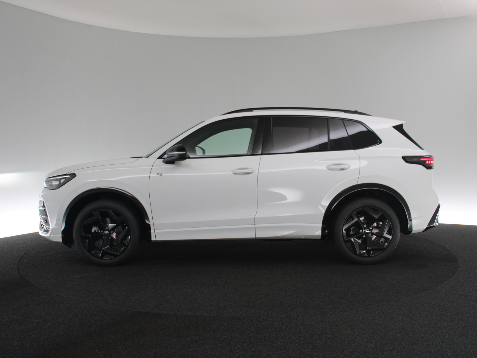 VW Tiguan 1.5 eTSI R-Line VW Tiguan 1.5 eTSI R-Line