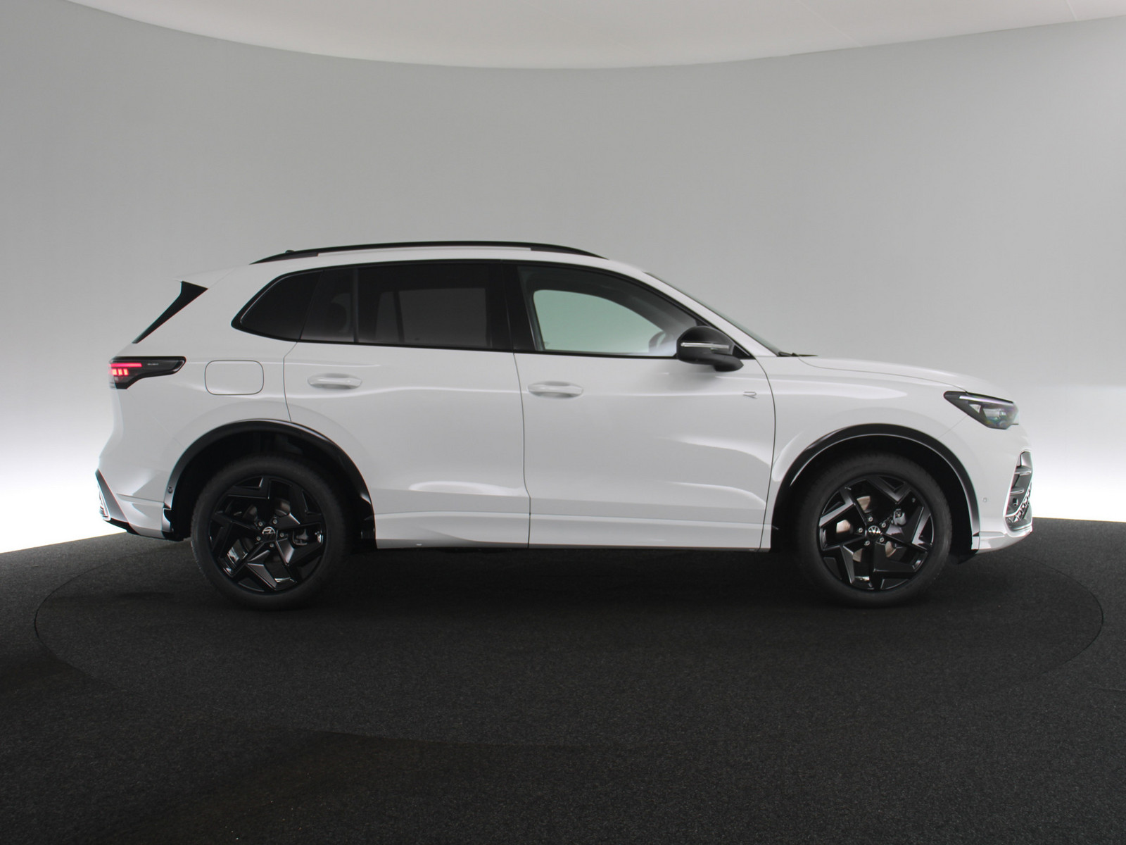 VW Tiguan 1.5 eTSI R-Line VW Tiguan 1.5 eTSI R-Line
