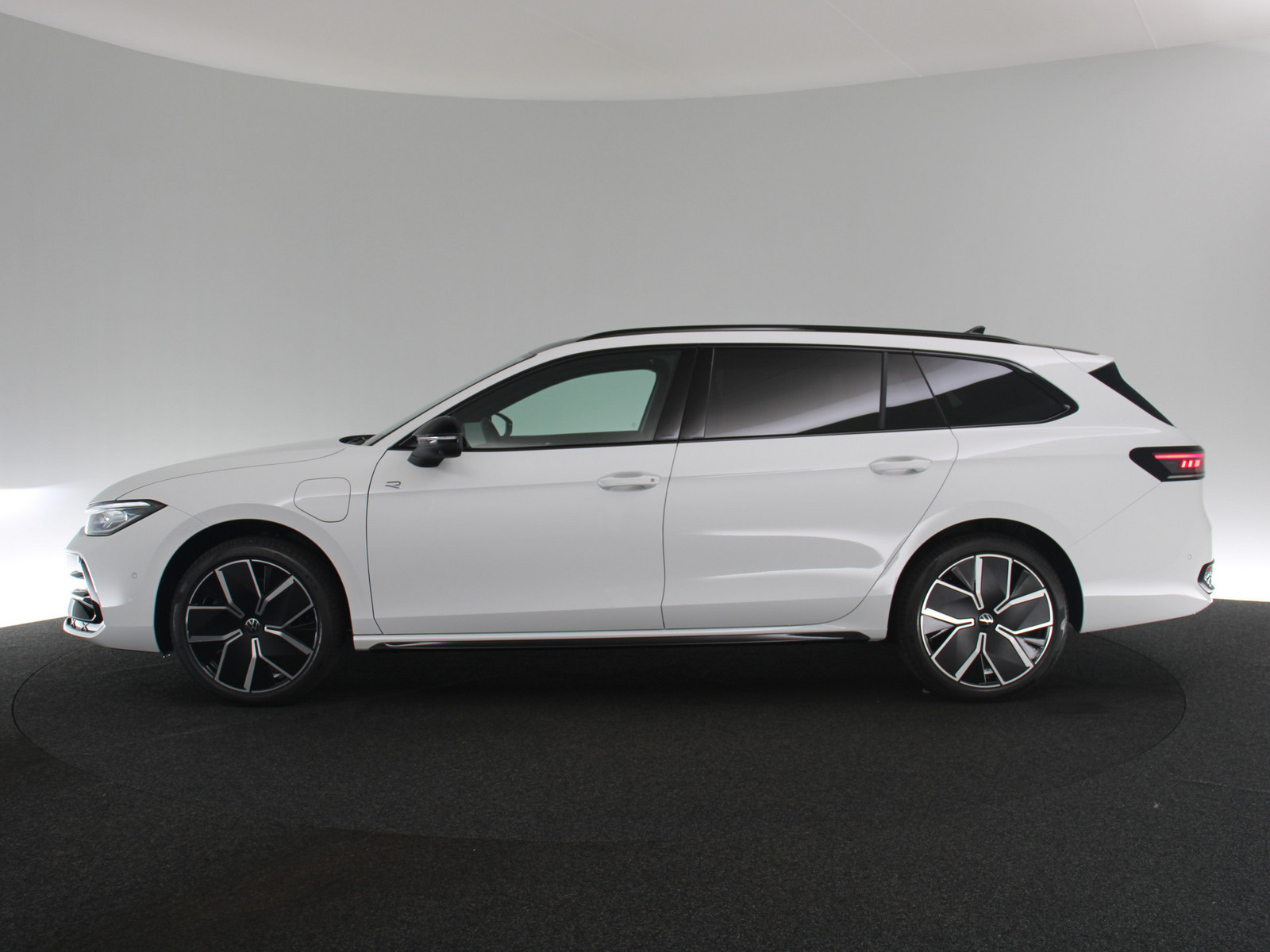 VW Passat 1.5 eHybrid R-Line VW Passat 1.5 eHybrid R-Line