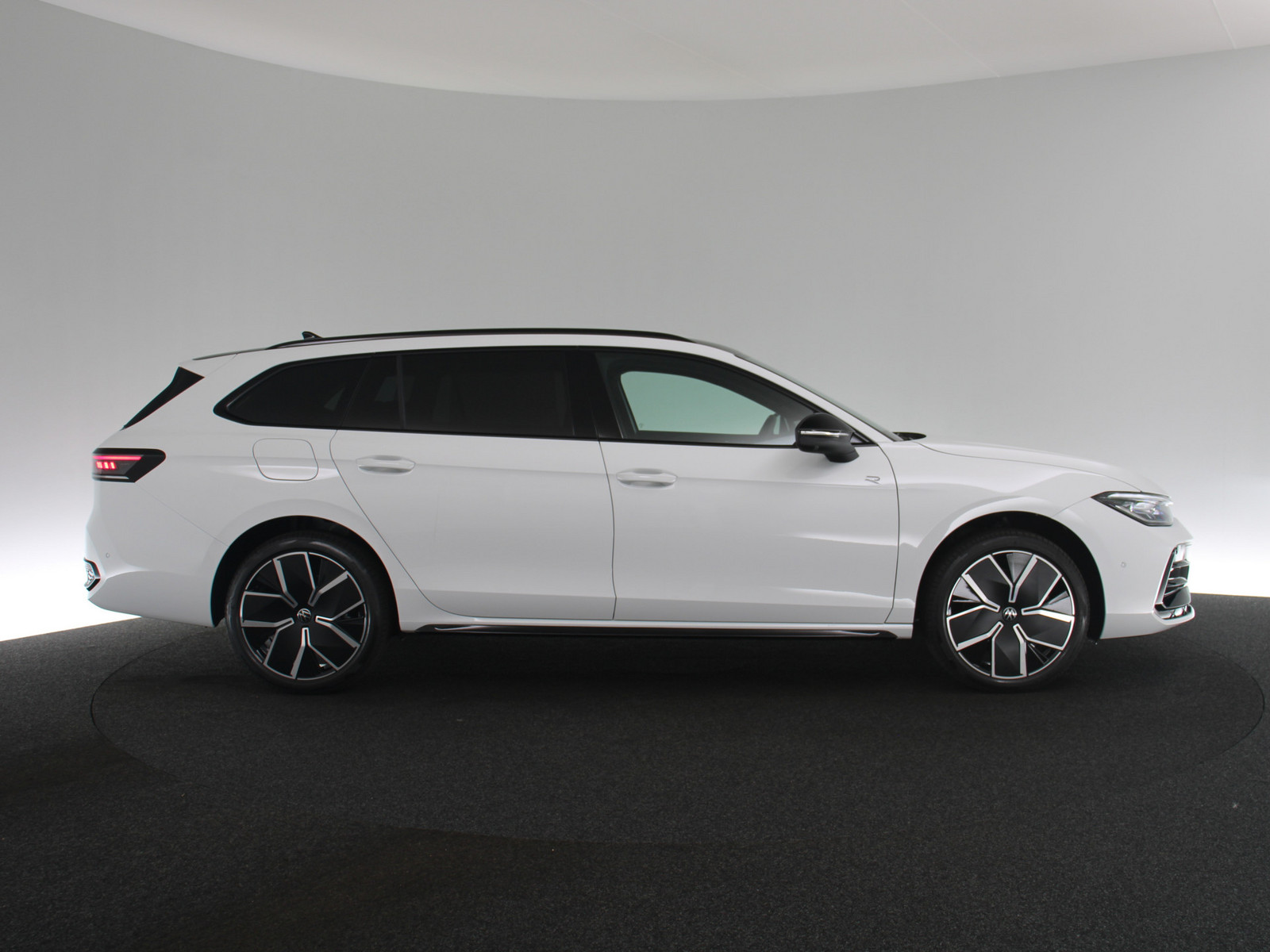 VW Passat 1.5 eHybrid R-Line VW Passat 1.5 eHybrid R-Line