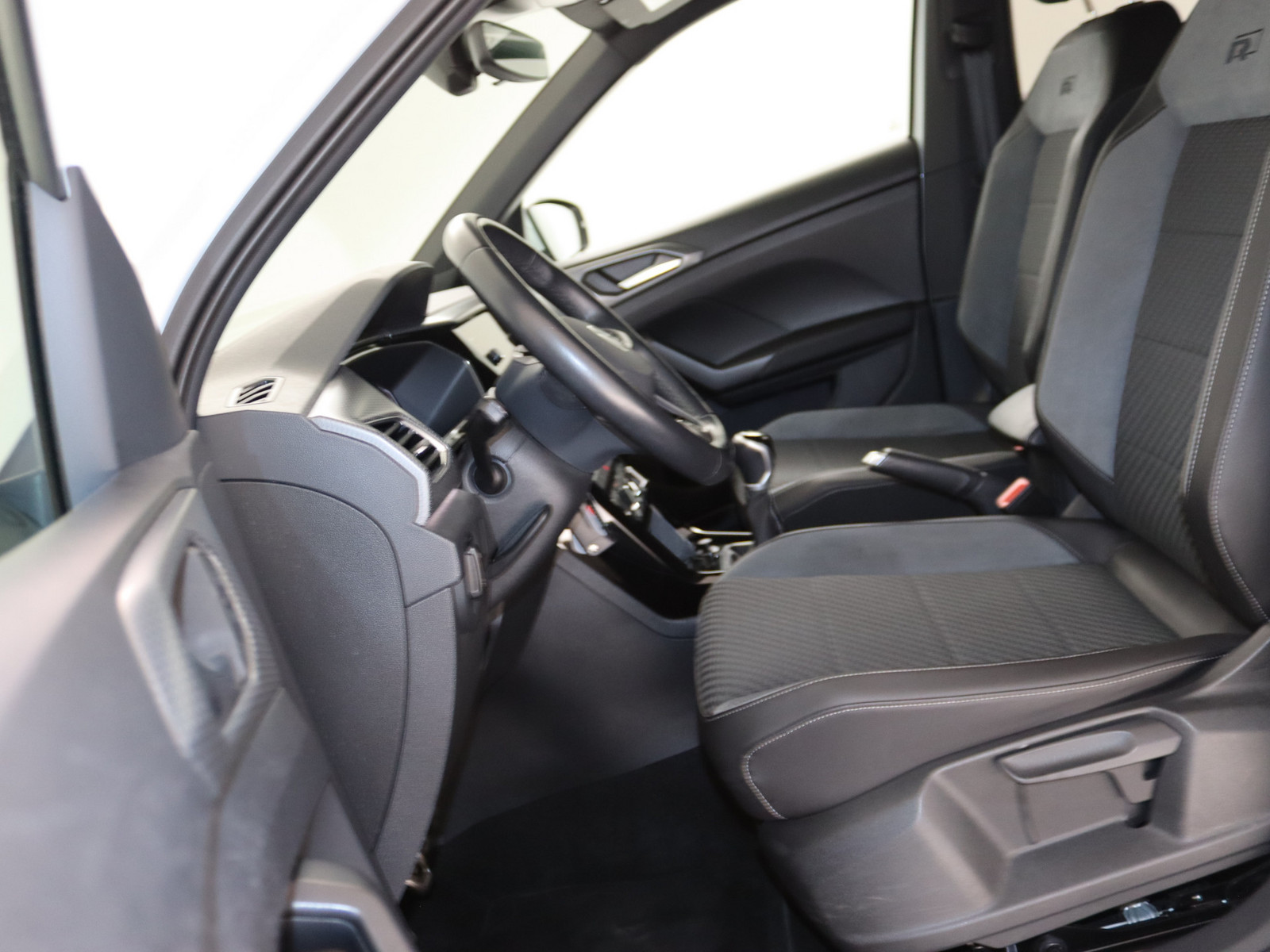 VW T-Cross 1.0 TSI R-Line VW T-Cross 1.0 TSI R-Line