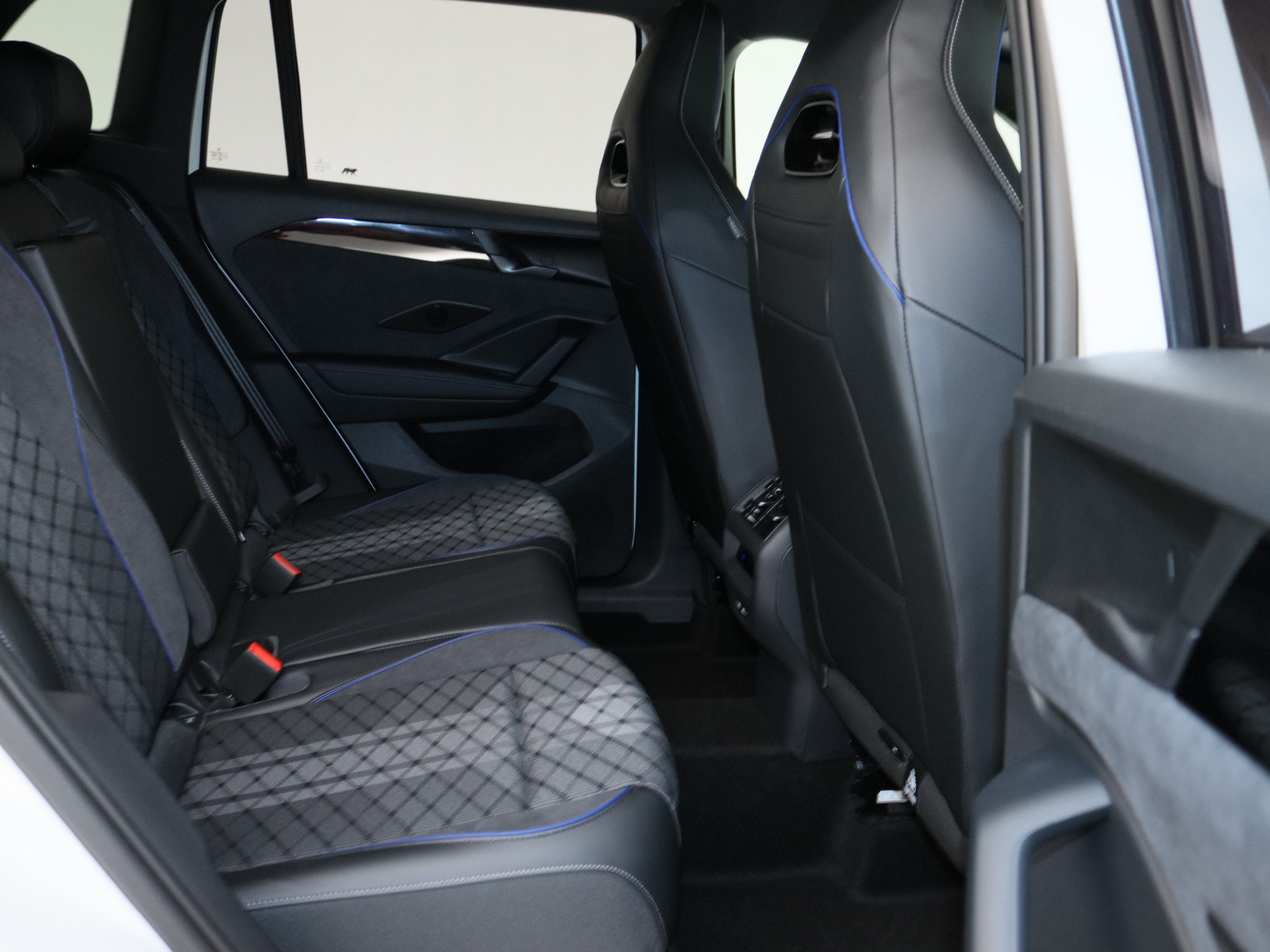 VW Tiguan 1.5 eTSI R-Line VW Tiguan 1.5 eTSI R-Line