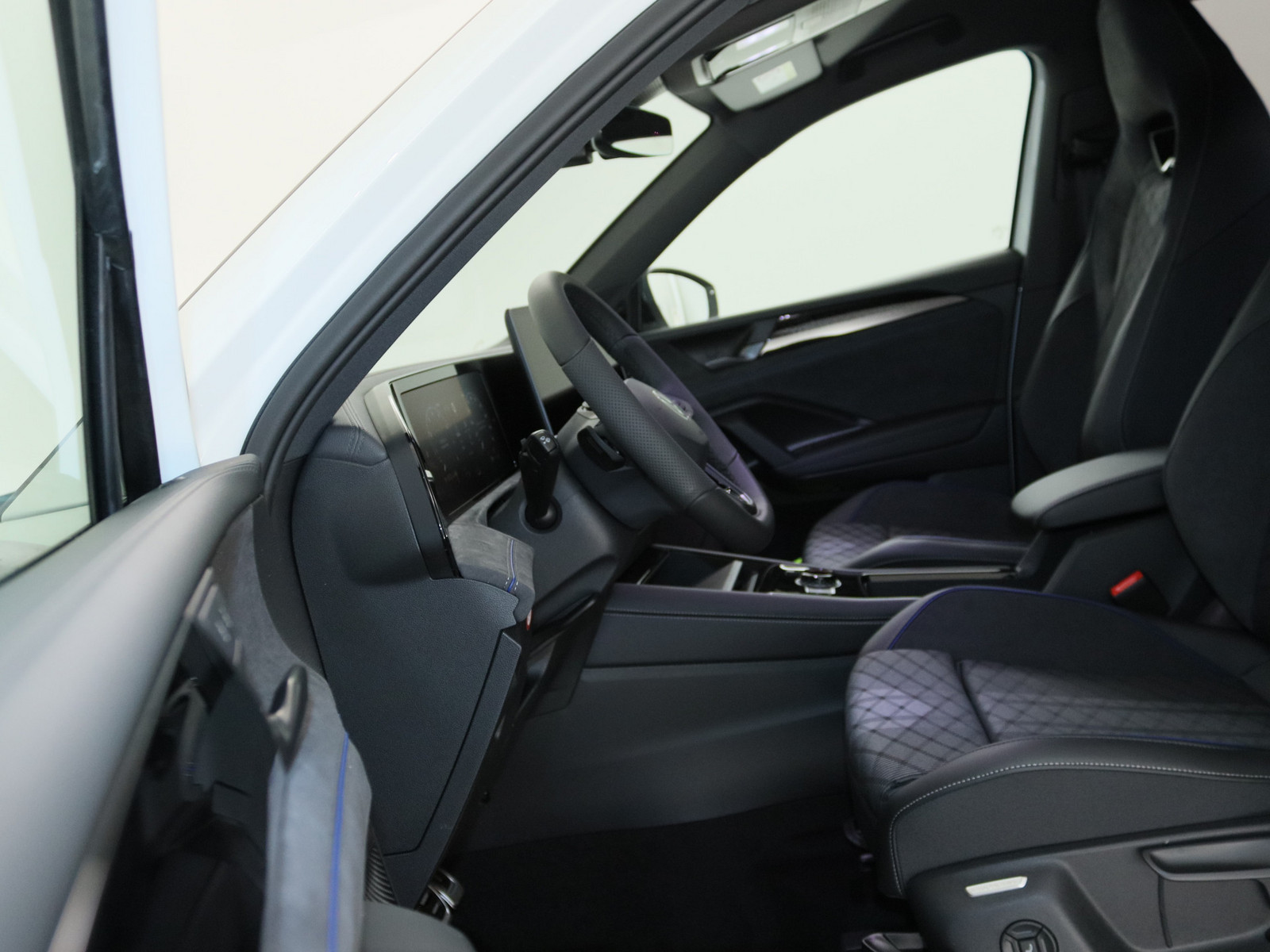 VW Tiguan 1.5 eTSI R-Line VW Tiguan 1.5 eTSI R-Line