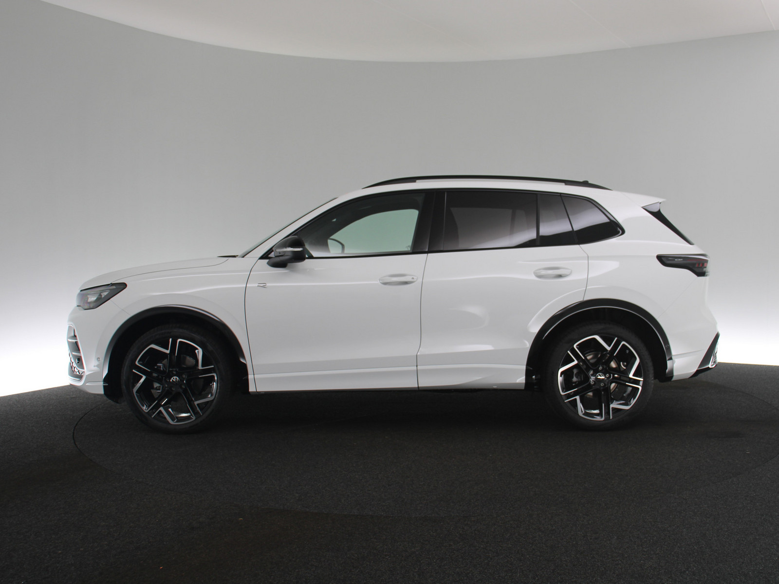 VW Tiguan 1.5 eTSI R-Line VW Tiguan 1.5 eTSI R-Line