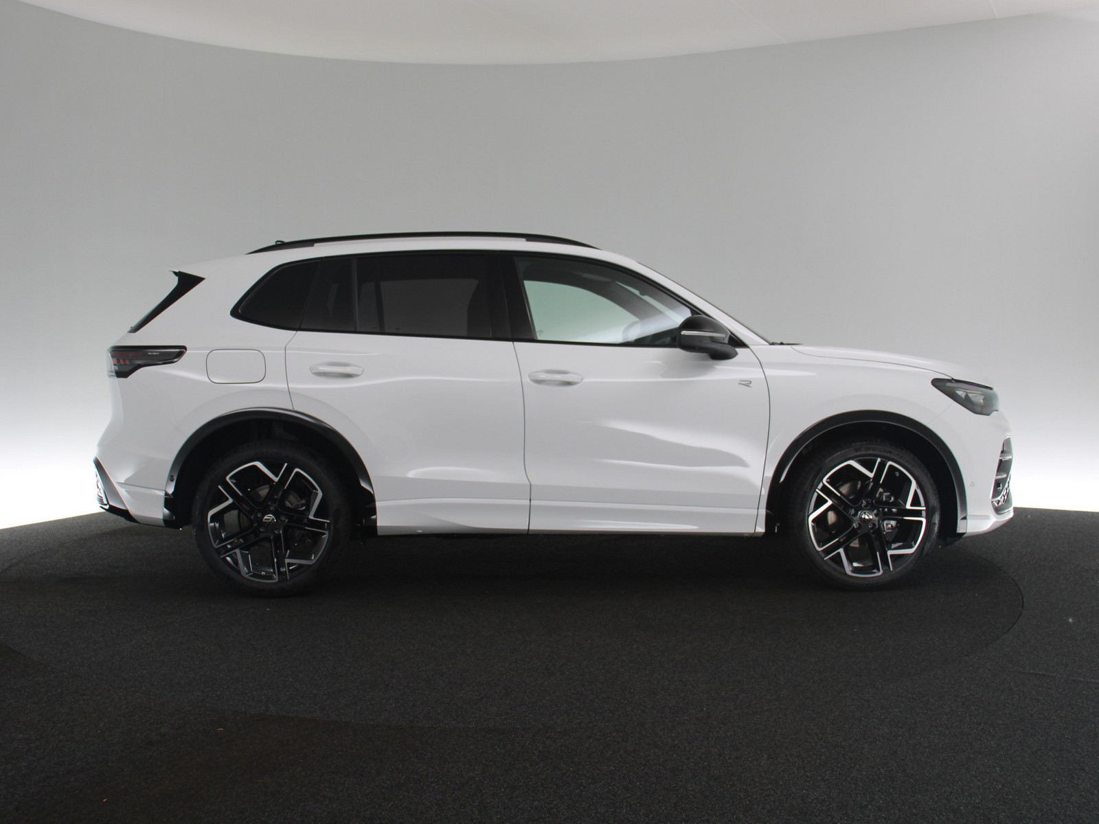 VW Tiguan 1.5 eTSI R-Line VW Tiguan 1.5 eTSI R-Line