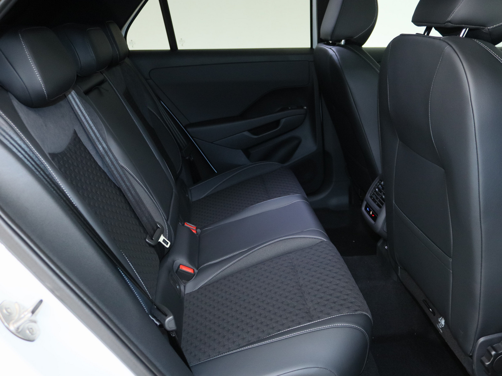 VW T-Roc 1.5 eTSI R-Line VW T-Roc 1.5 eTSI R-Line