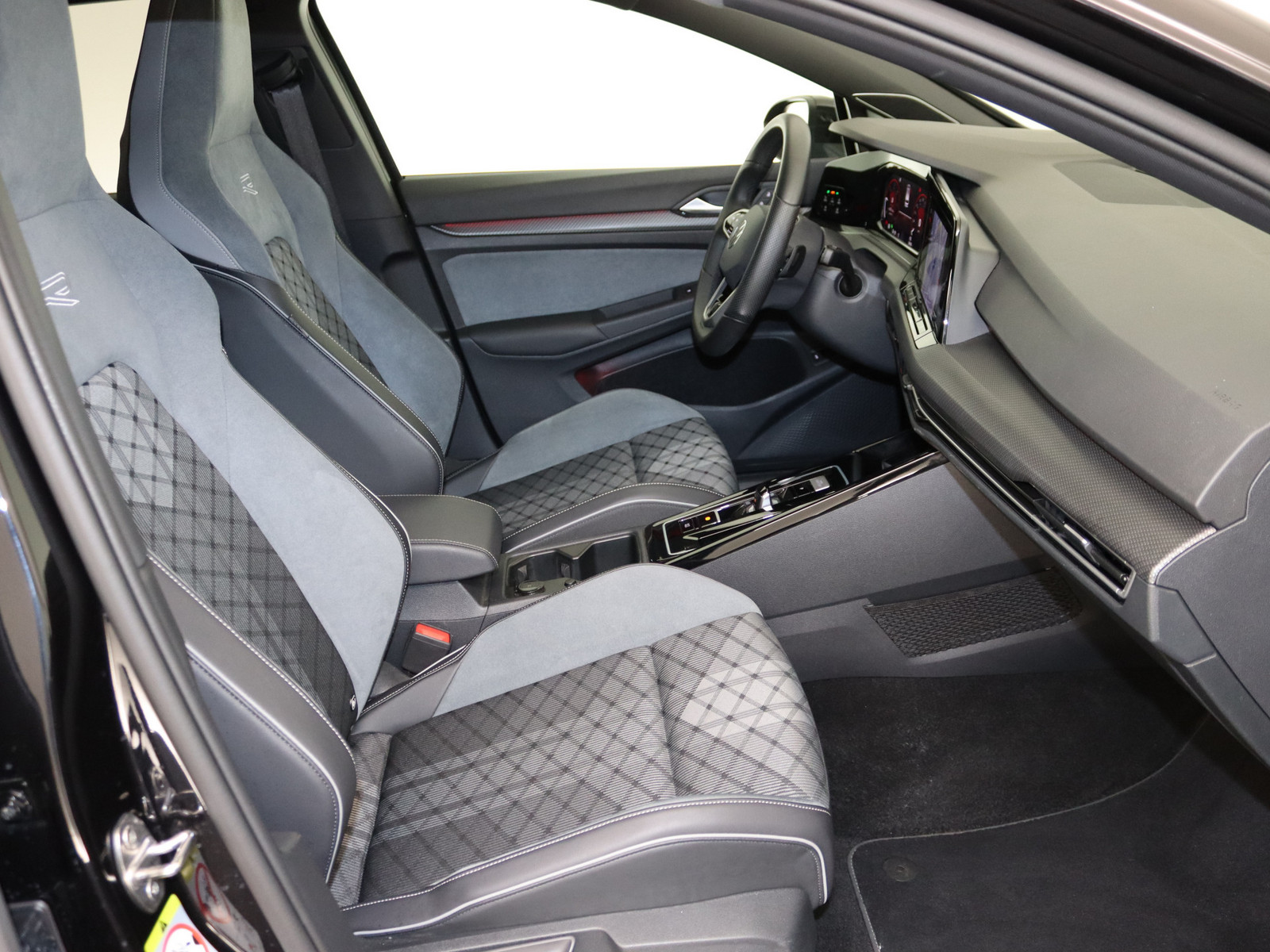 VW Golf VIII 2.0 TDI R-Line VW Golf VIII 2.0 TDI R-Line