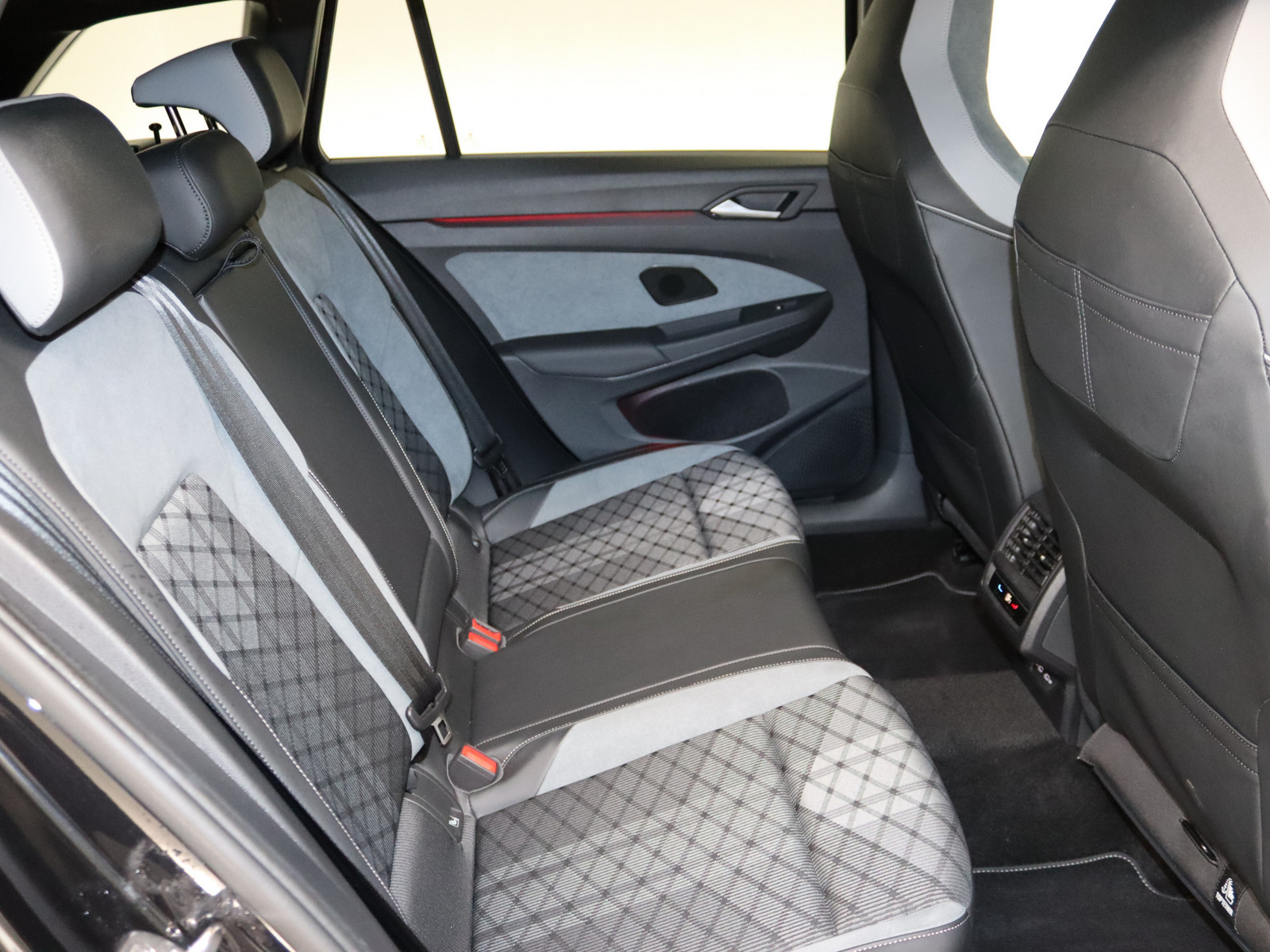 VW Golf VIII 2.0 TDI R-Line VW Golf VIII 2.0 TDI R-Line