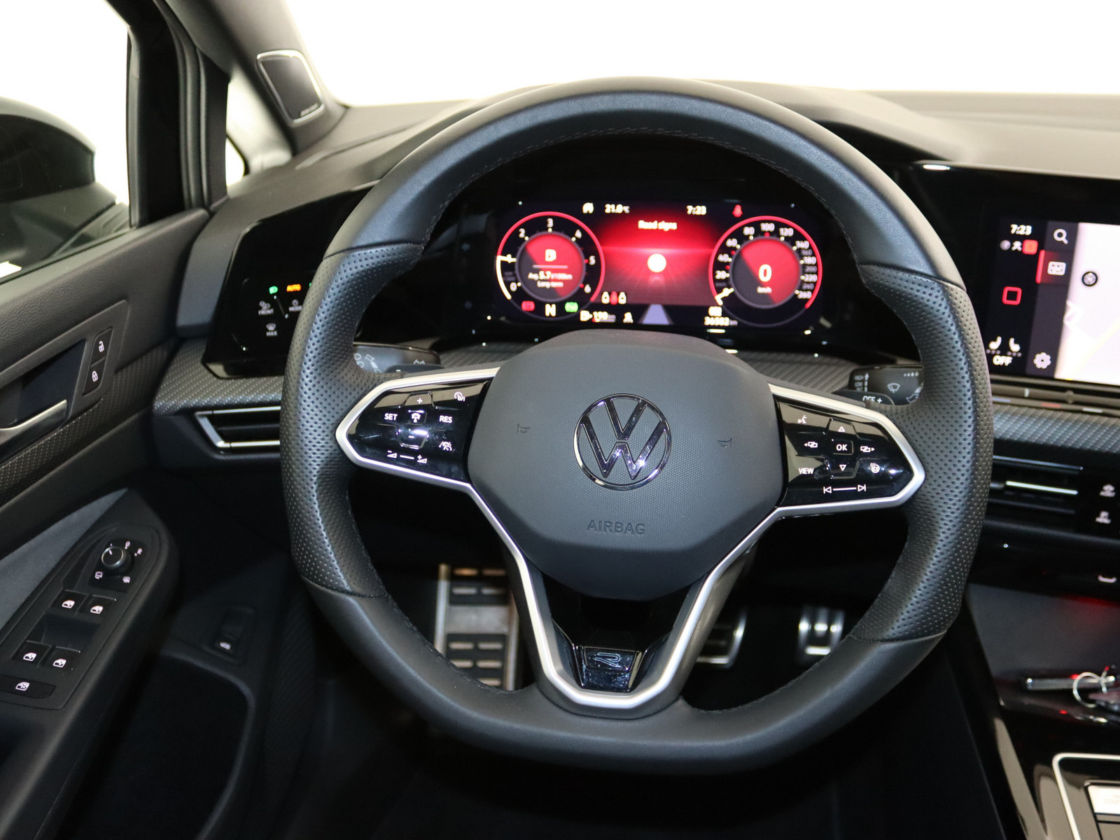 VW Golf VIII 2.0 TDI R-Line VW Golf VIII 2.0 TDI R-Line