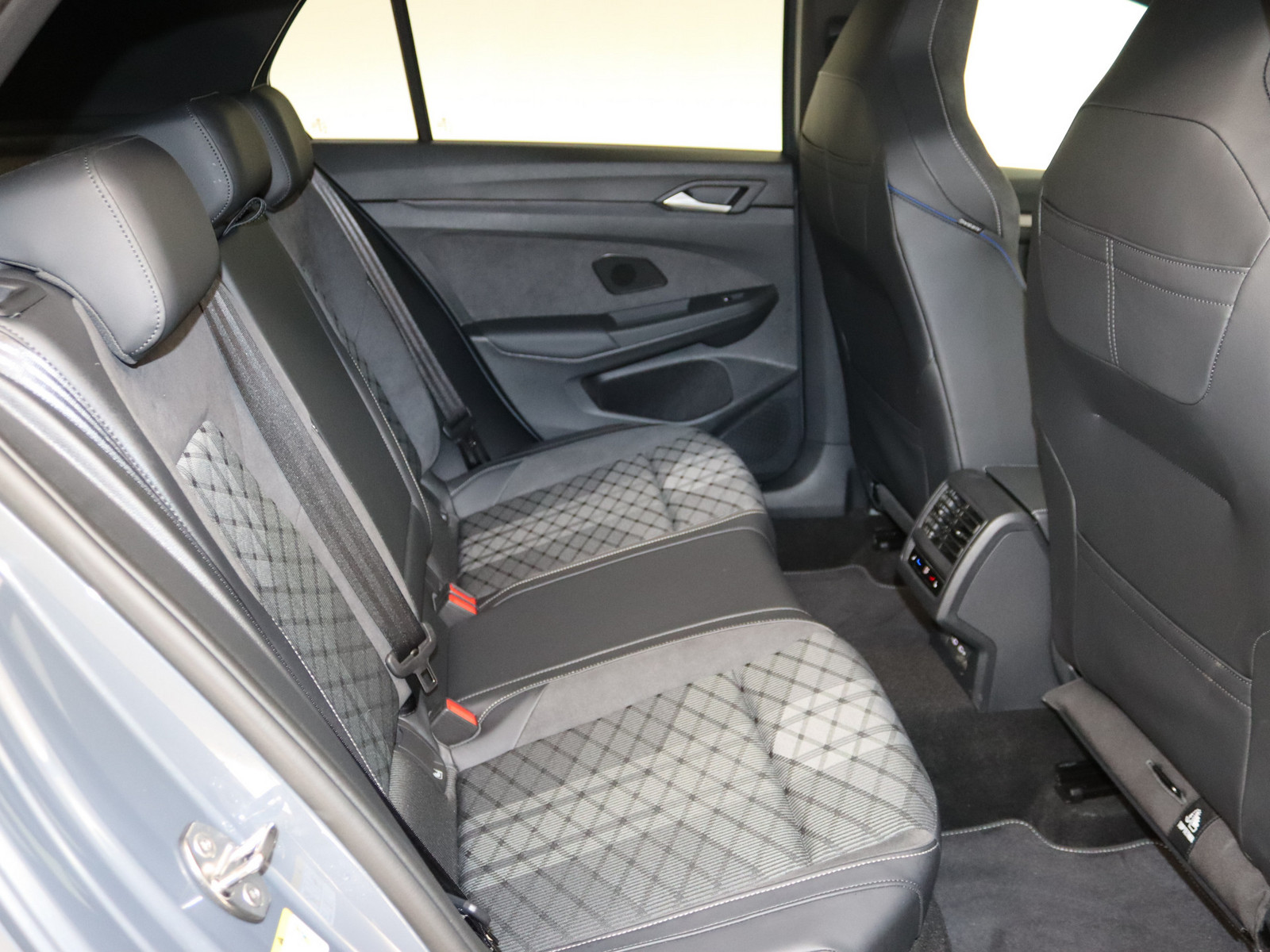 VW Golf VIII 2.0 TDI R-Line VW Golf VIII 2.0 TDI R-Line