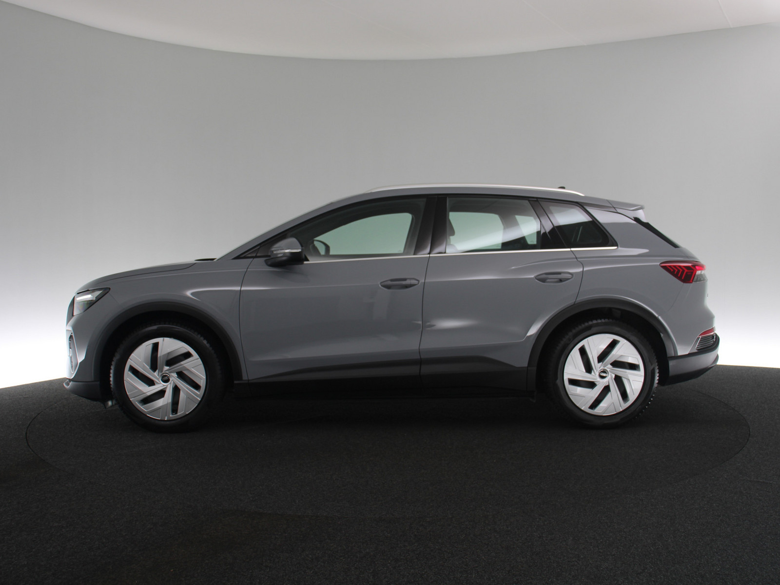 AUDI Q4 35 LED SCHEINWERFER NAVI SHZ PDC KLIMA e-tron AUDI Q4 35 LED SCHEINWERFER NAVI SHZ PDC KLIMA e-tron