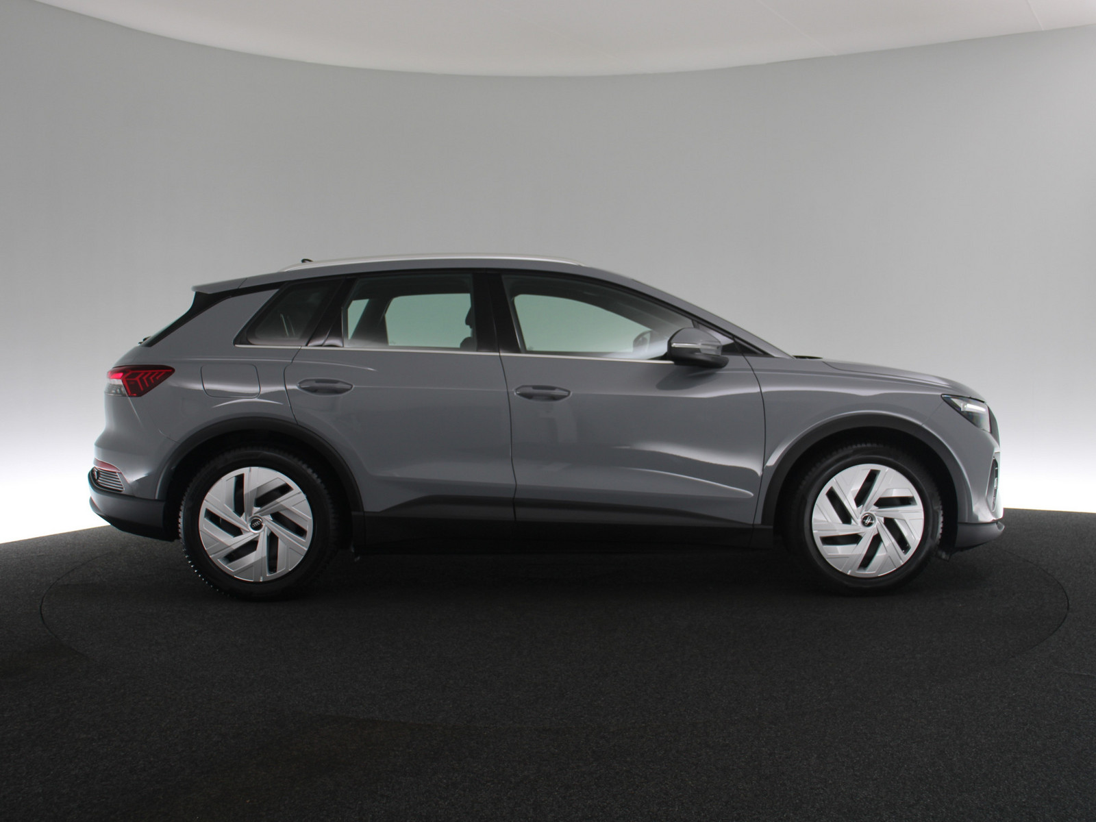 AUDI Q4 35 LED SCHEINWERFER NAVI SHZ PDC KLIMA e-tron AUDI Q4 35 LED SCHEINWERFER NAVI SHZ PDC KLIMA e-tron