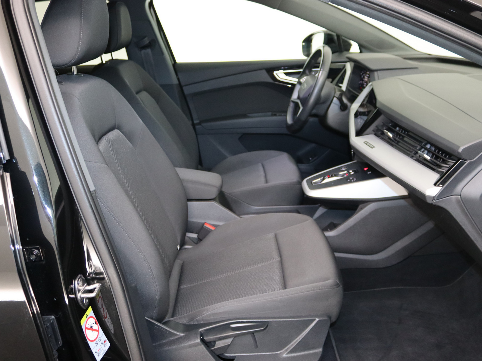 AUDI Q4 e-tron S-line AUDI Q4 e-tron S-line