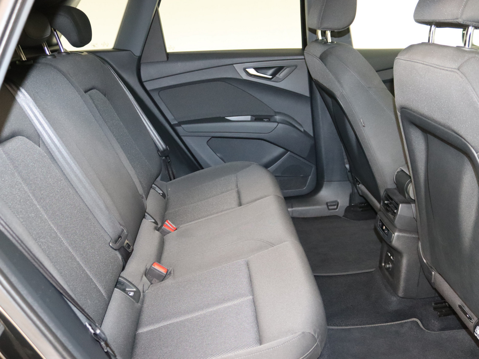 AUDI Q4 e-tron S-line AUDI Q4 e-tron S-line