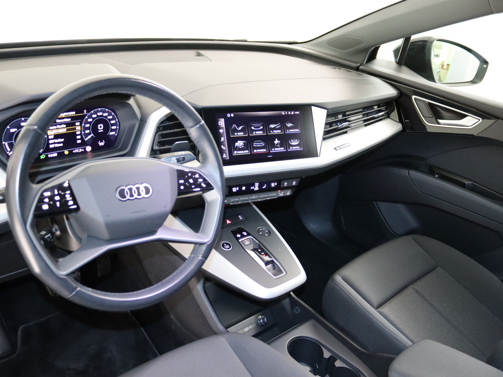 AUDI Q4 e-tron S-line AUDI Q4 e-tron S-line