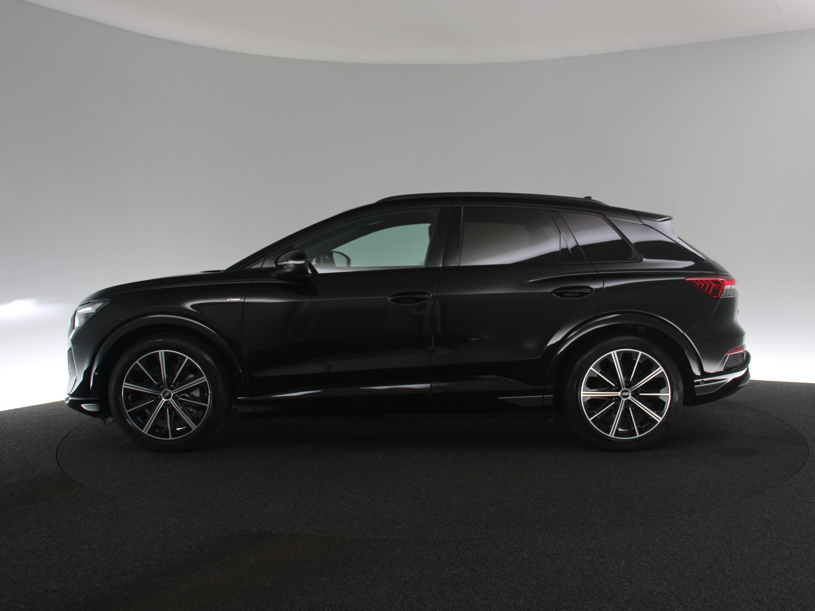 AUDI Q4 e-tron S-line AUDI Q4 e-tron S-line