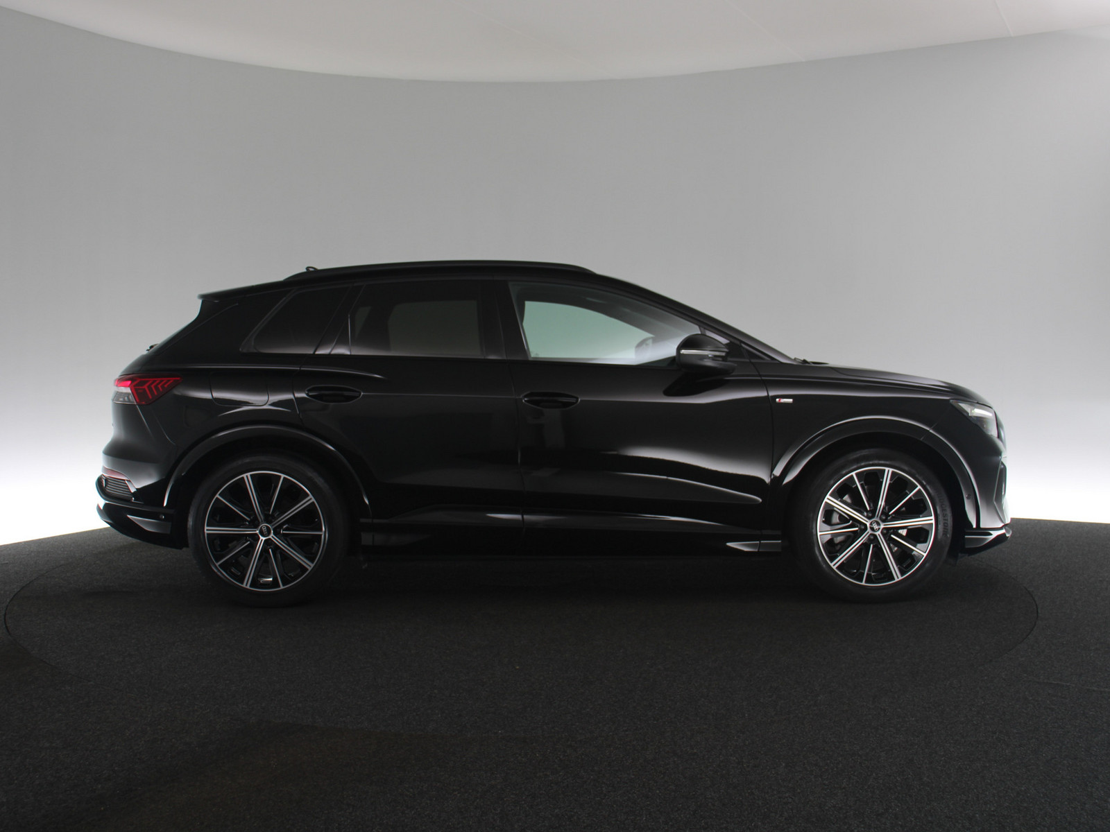 AUDI Q4 e-tron S-line AUDI Q4 e-tron S-line