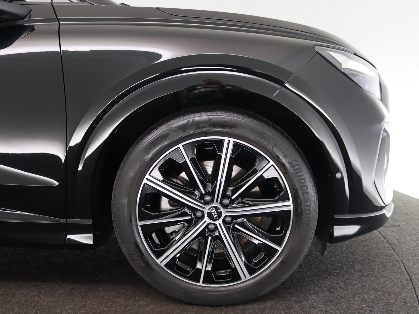 AUDI Q4 e-tron S-line AUDI Q4 e-tron S-line