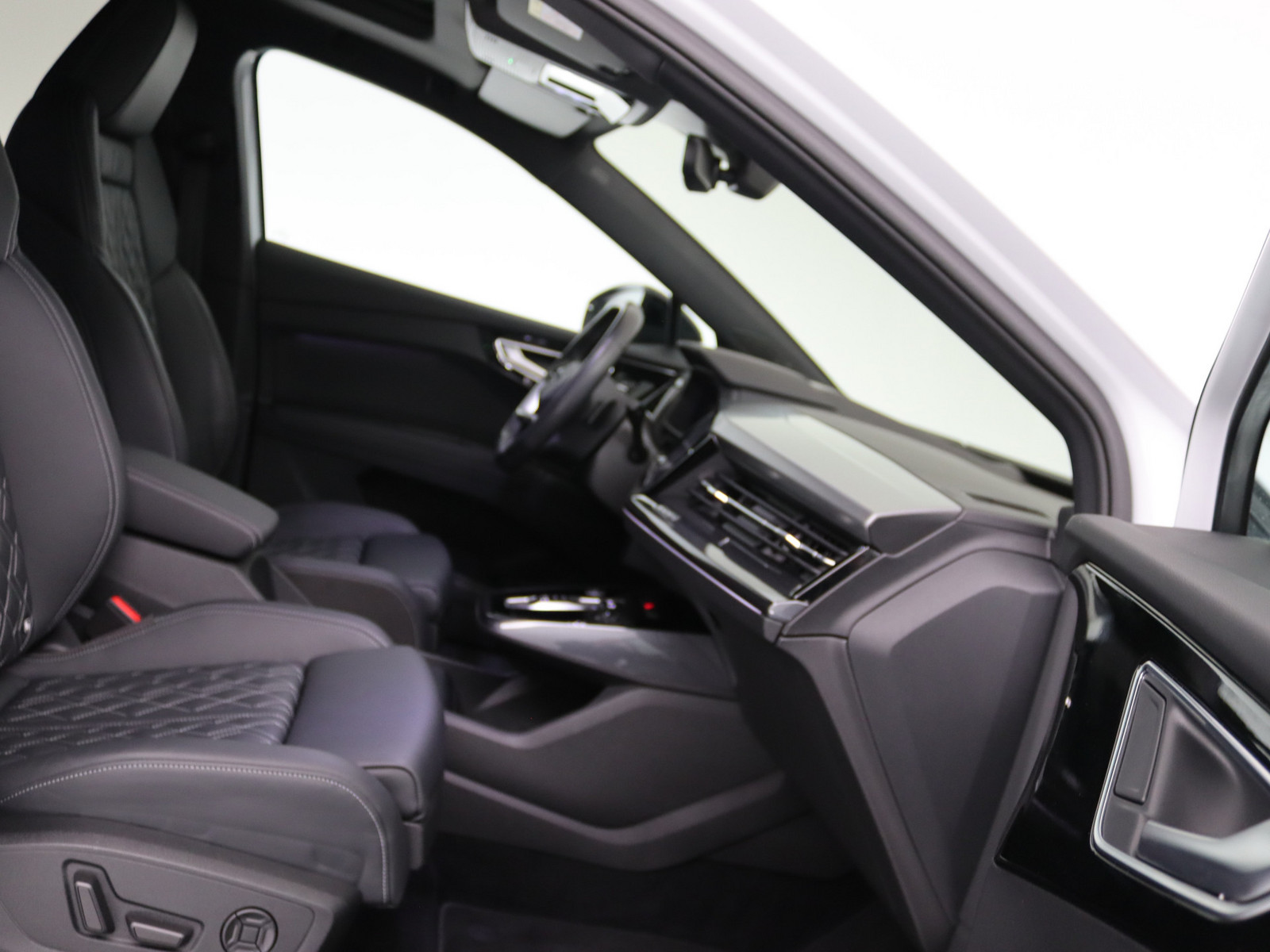 AUDI Q4 50 quattro PANO HUD MATRIX-LED SONOS e-tron AUDI Q4 50 quattro PANO HUD MATRIX-LED SONOS e-tron