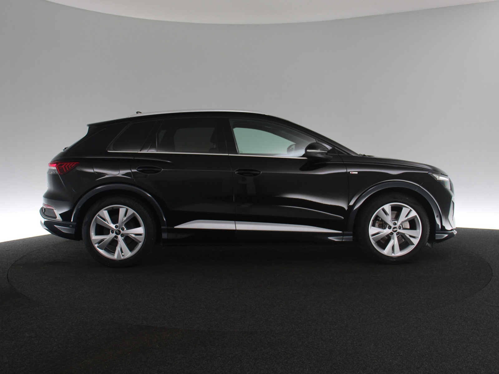 AUDI Q4 e-tron 45 quattro AUDI Q4 e-tron 45 quattro