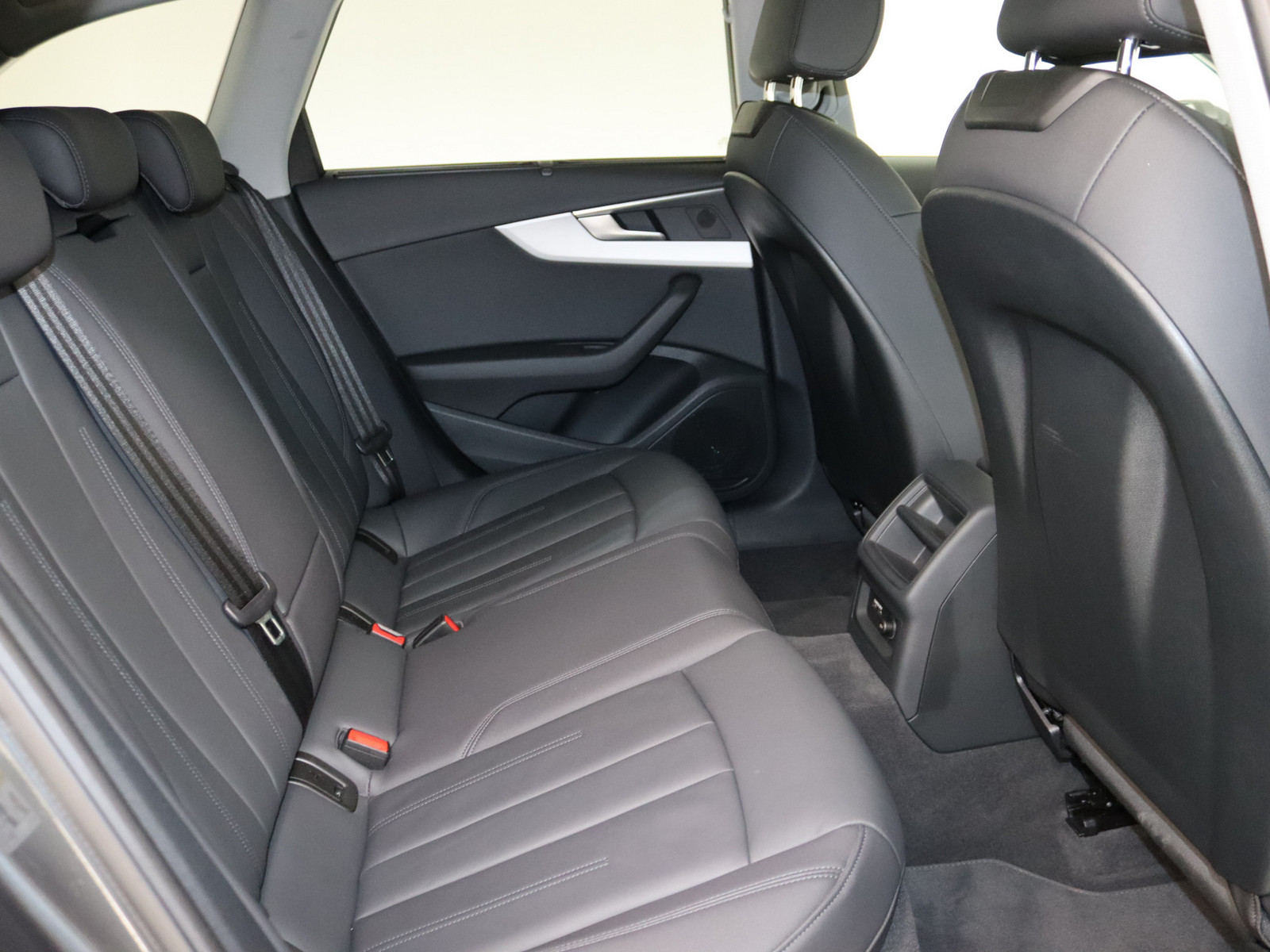 AUDI A4 Avant 35 TDI advanced AUDI A4 Avant 35 TDI advanced