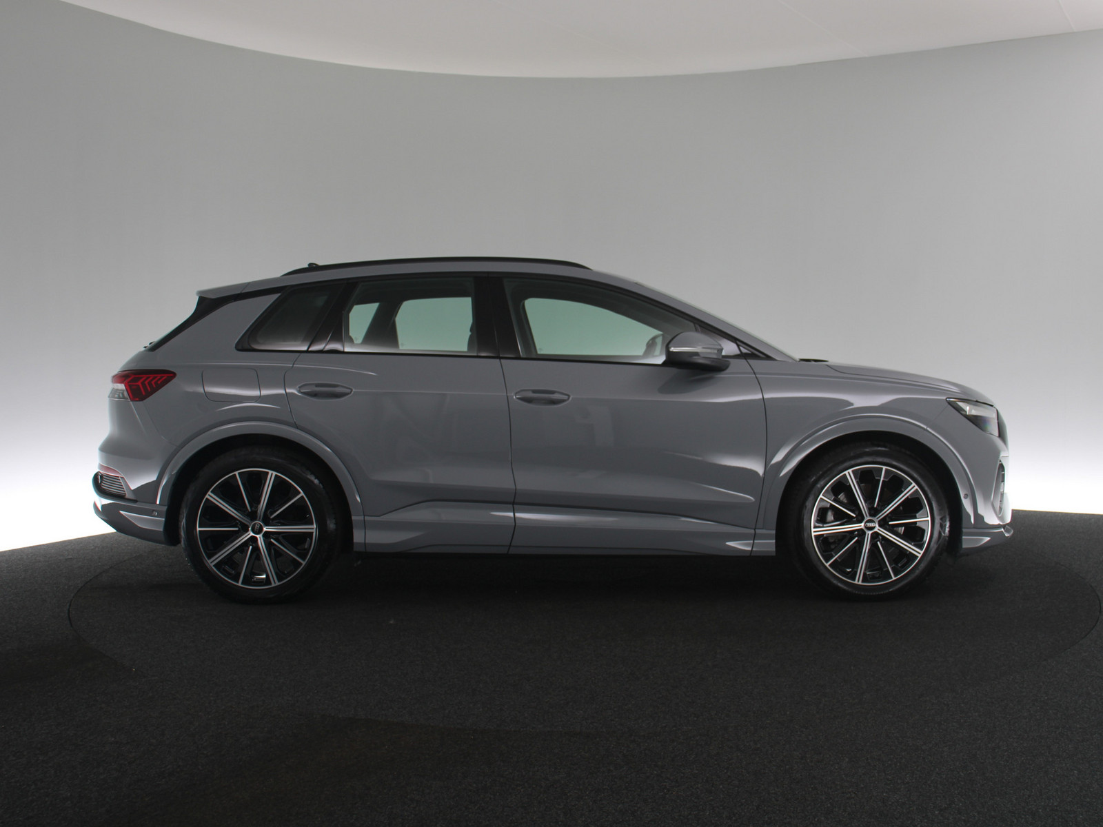 AUDI Q4 e-tron 40 AUDI Q4 e-tron 40