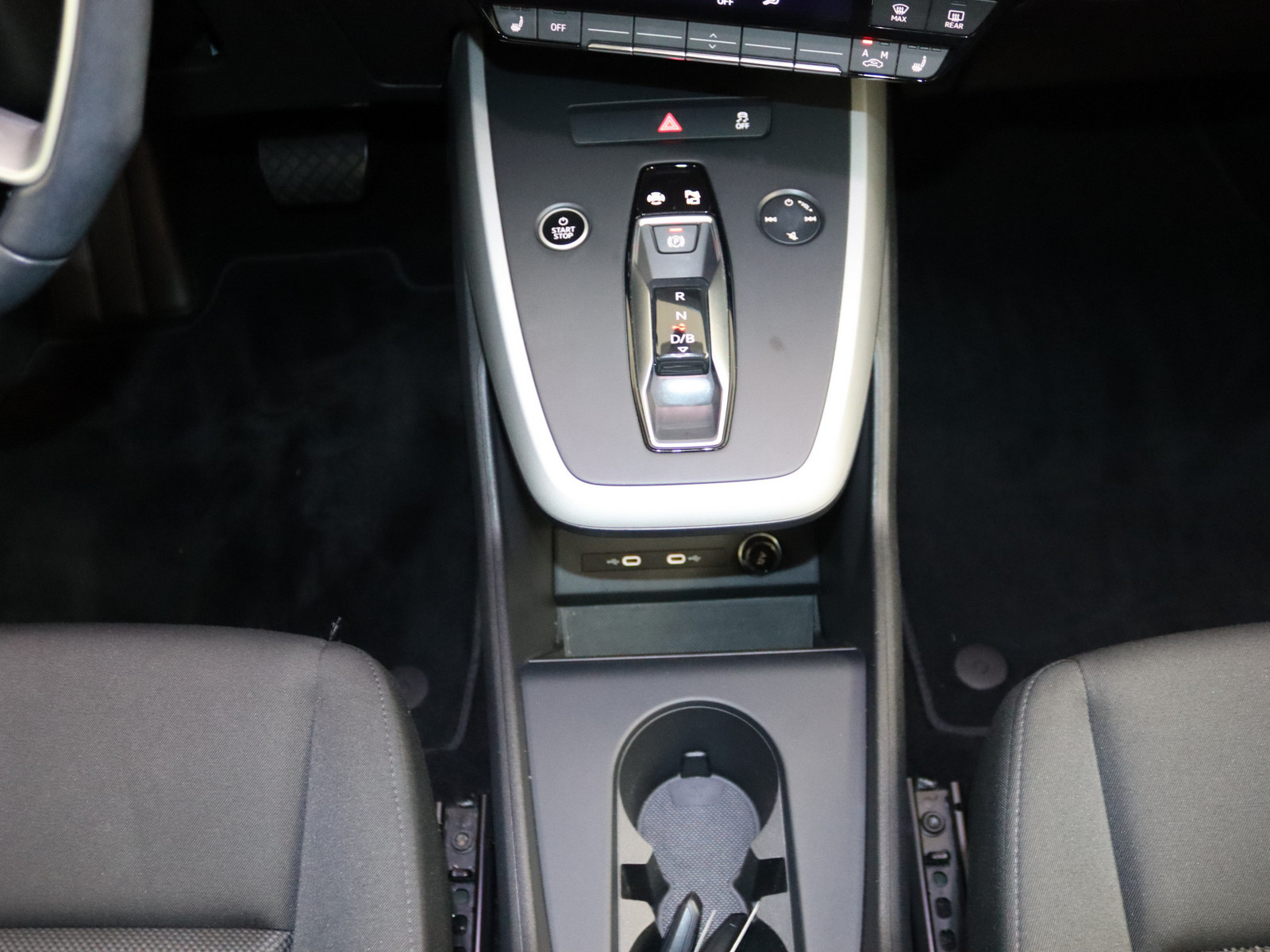 AUDI Q4 e-tron 40 AUDI Q4 e-tron 40