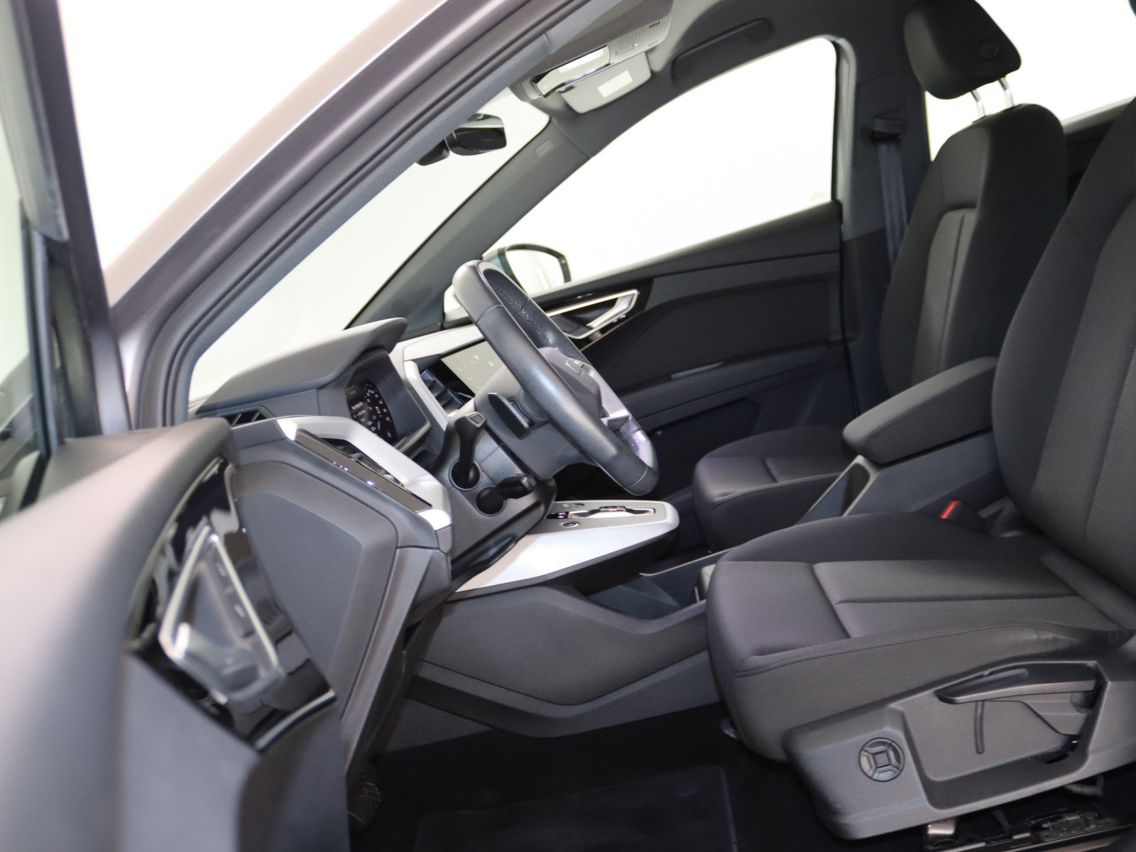 AUDI Q4 e-tron 40 AUDI Q4 e-tron 40