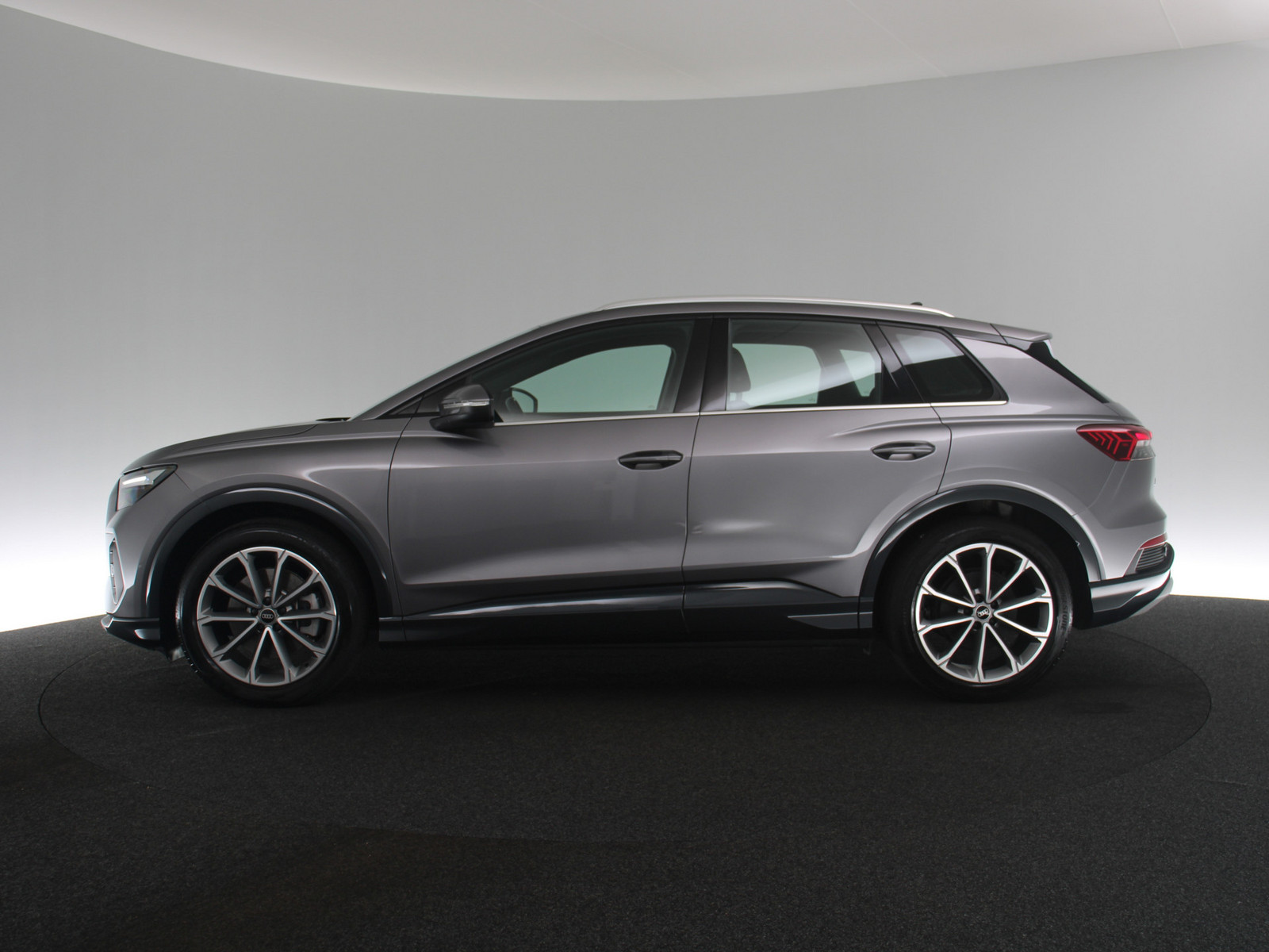 AUDI Q4 e-tron 40 AUDI Q4 e-tron 40
