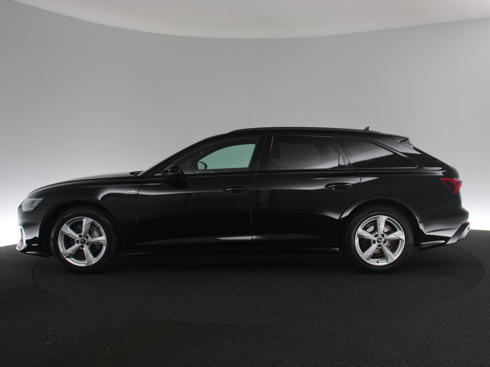 AUDI A6 Avant 40 TDI quattro S-line AUDI A6 Avant 40 TDI quattro S-line