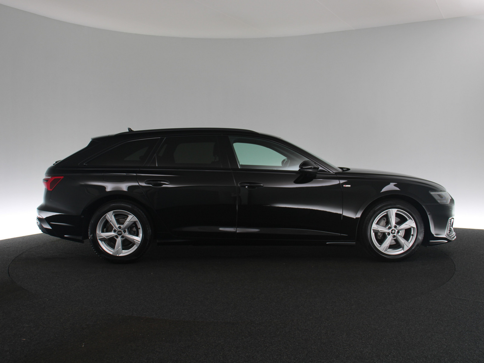 AUDI A6 Avant 40 TDI quattro S-line AUDI A6 Avant 40 TDI quattro S-line