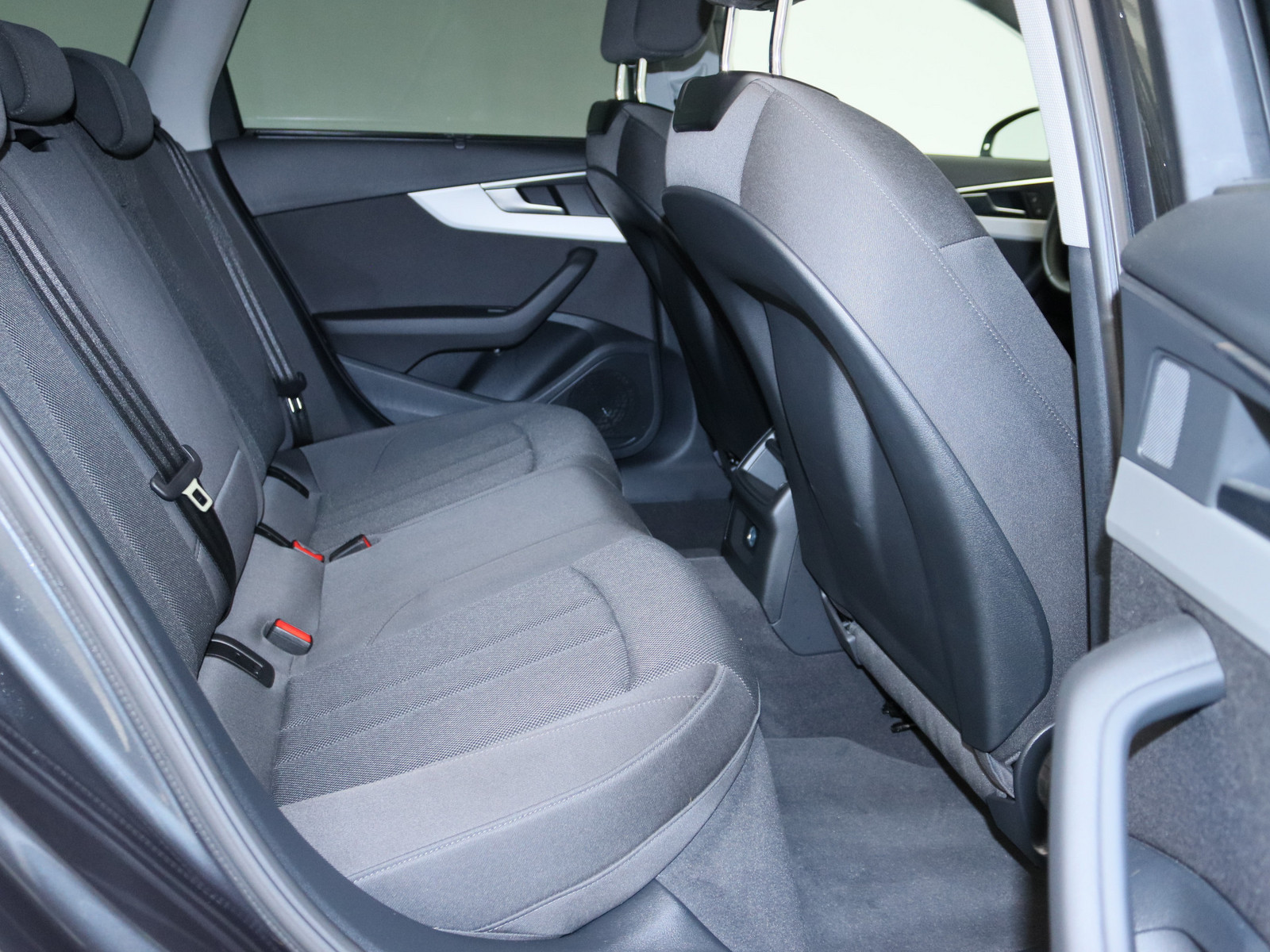 AUDI A4 Avant 35 TDI advanced AUDI A4 Avant 35 TDI advanced