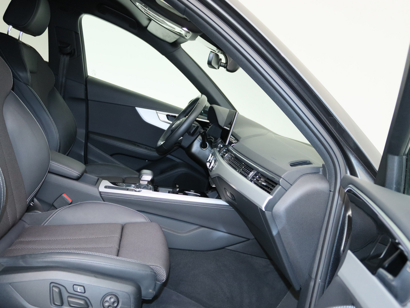 AUDI A4 Avant 40 TDI S line AUDI A4 Avant 40 TDI S line