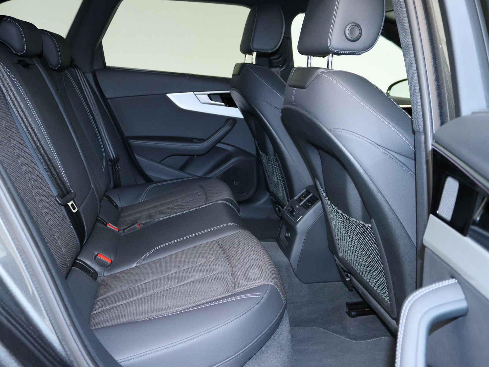 AUDI A4 Avant 40 TDI S line AUDI A4 Avant 40 TDI S line